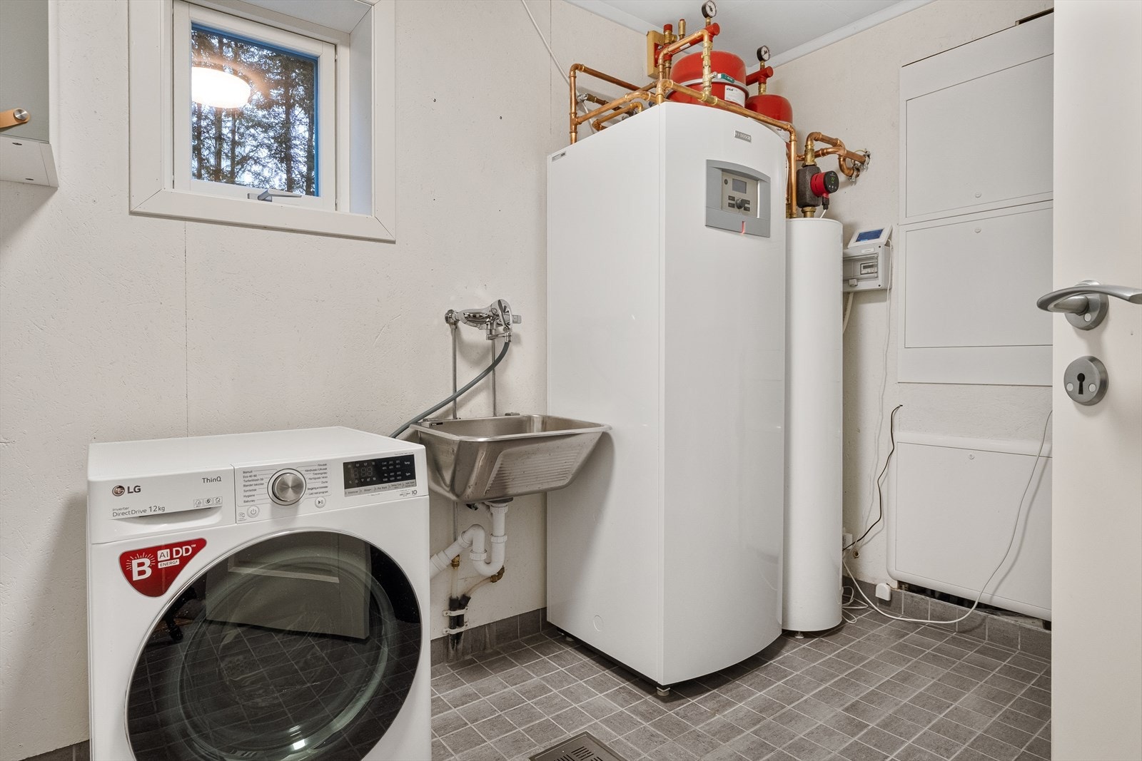 Praktisk separat vaskerom/teknisk rom. Galleribilde