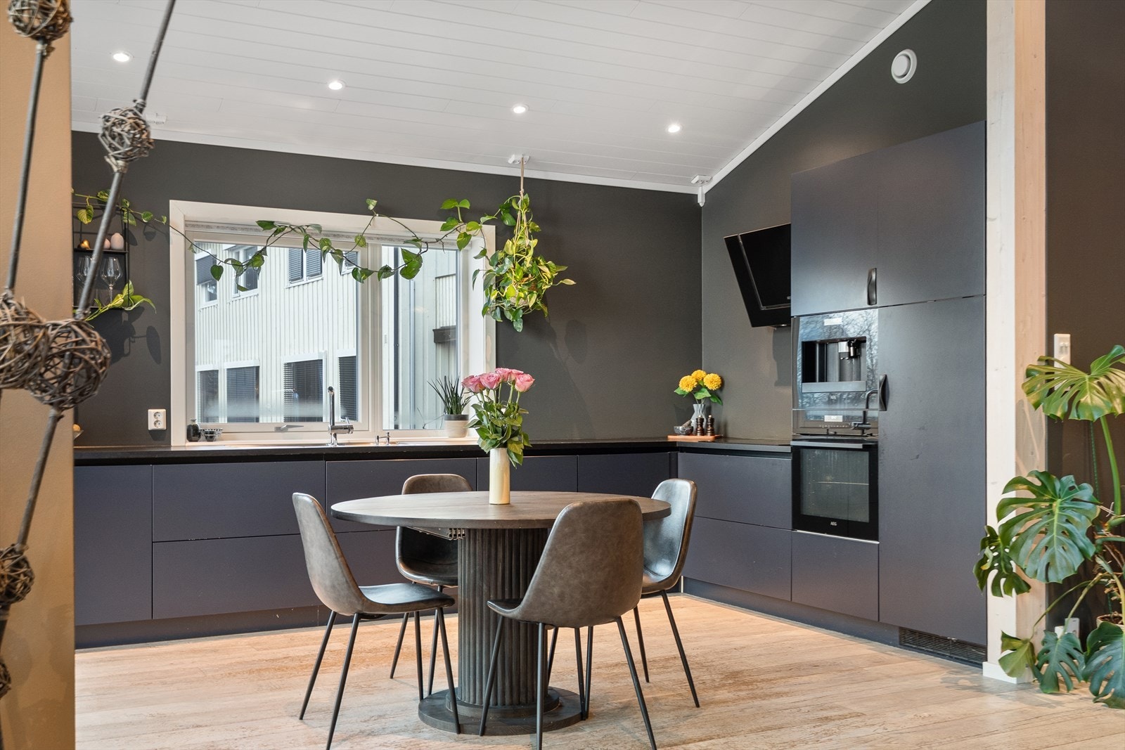 God skap- og benkeplass. Downlights i taket og naturlig plass til spisebord i overgangen mellom stue og kjøkken. Galleribilde