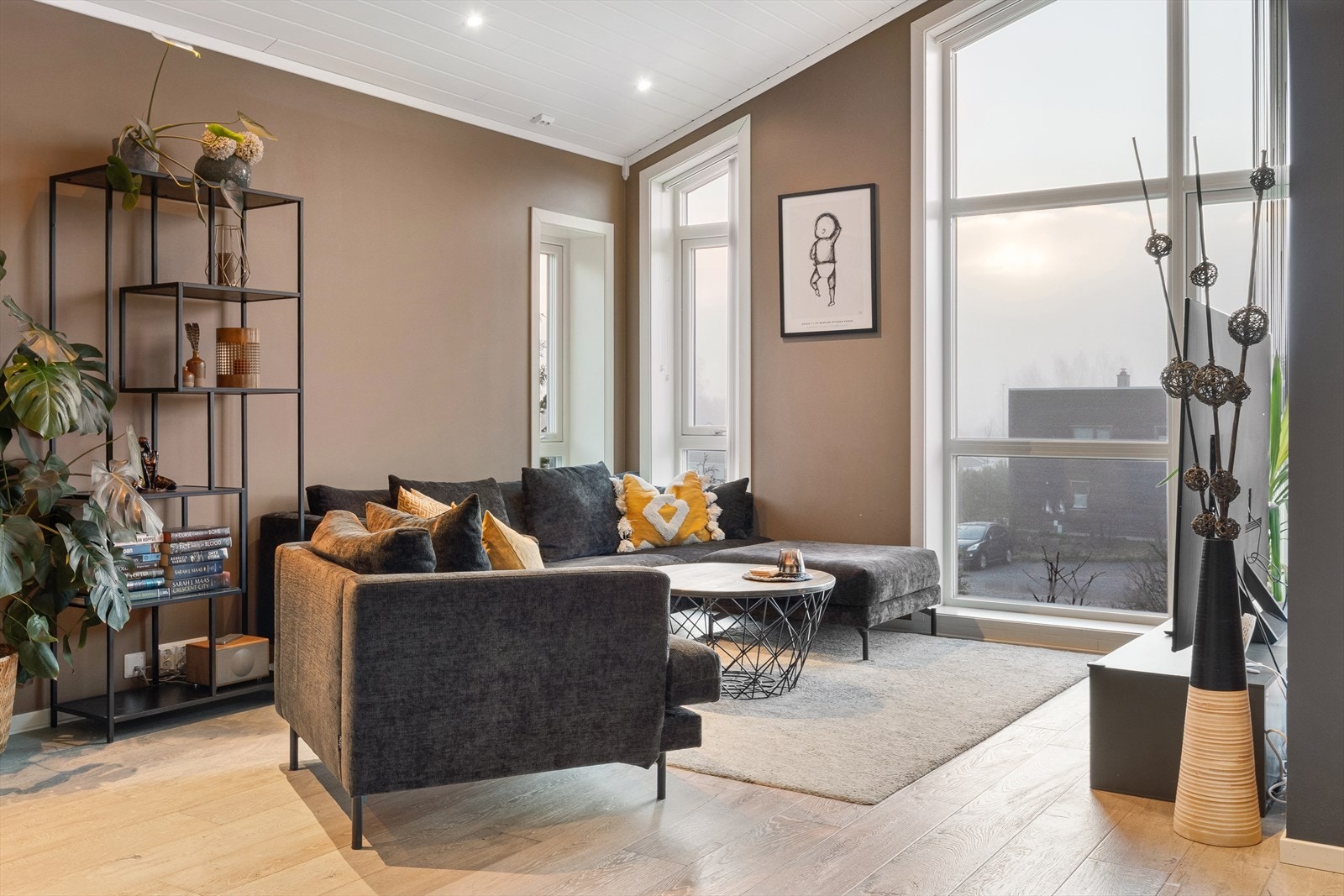 Stuen består av store vindusflater, delikate farger og en flott takhøyde som gir god romfølelse. Galleribilde