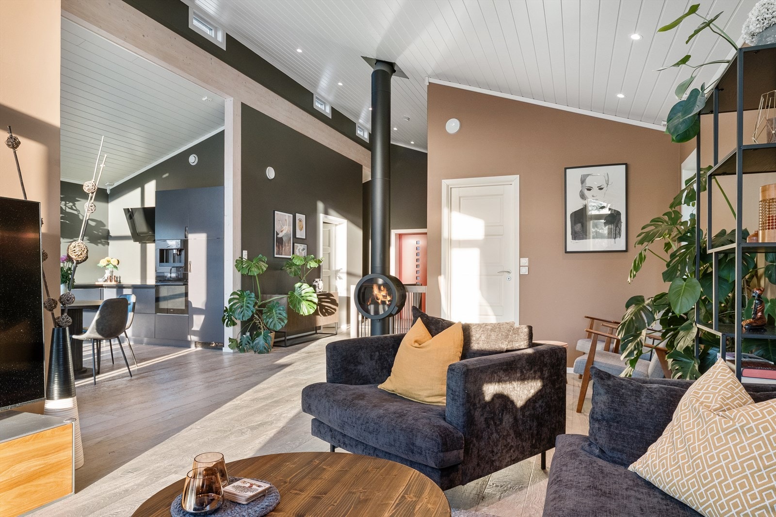 Et virkelig trivelig allrom som kan møbleres i ulike soner etter eget ønske. Galleribilde