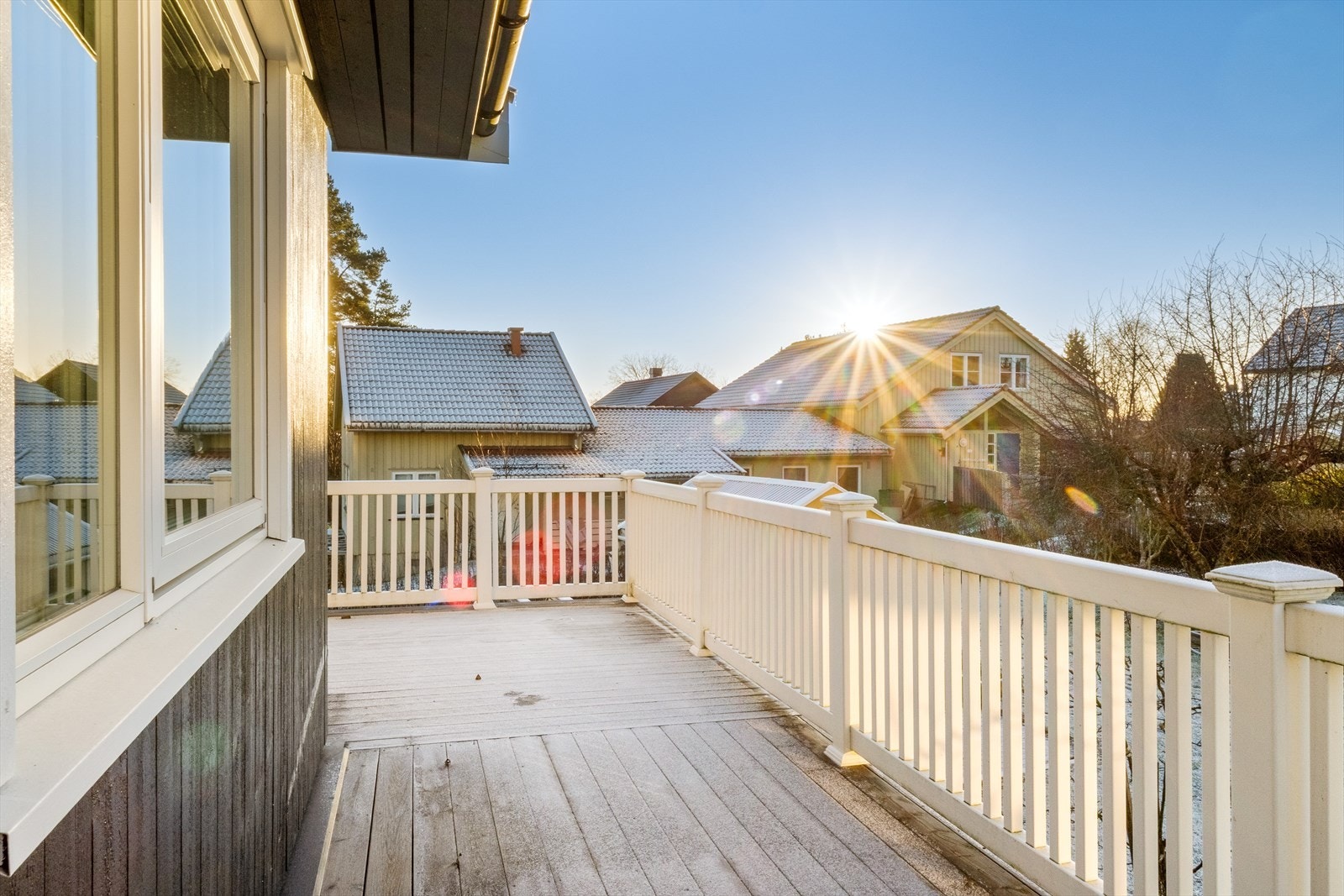 Her er det fint utsyn mot nabolaget og hagen i front. Galleribilde