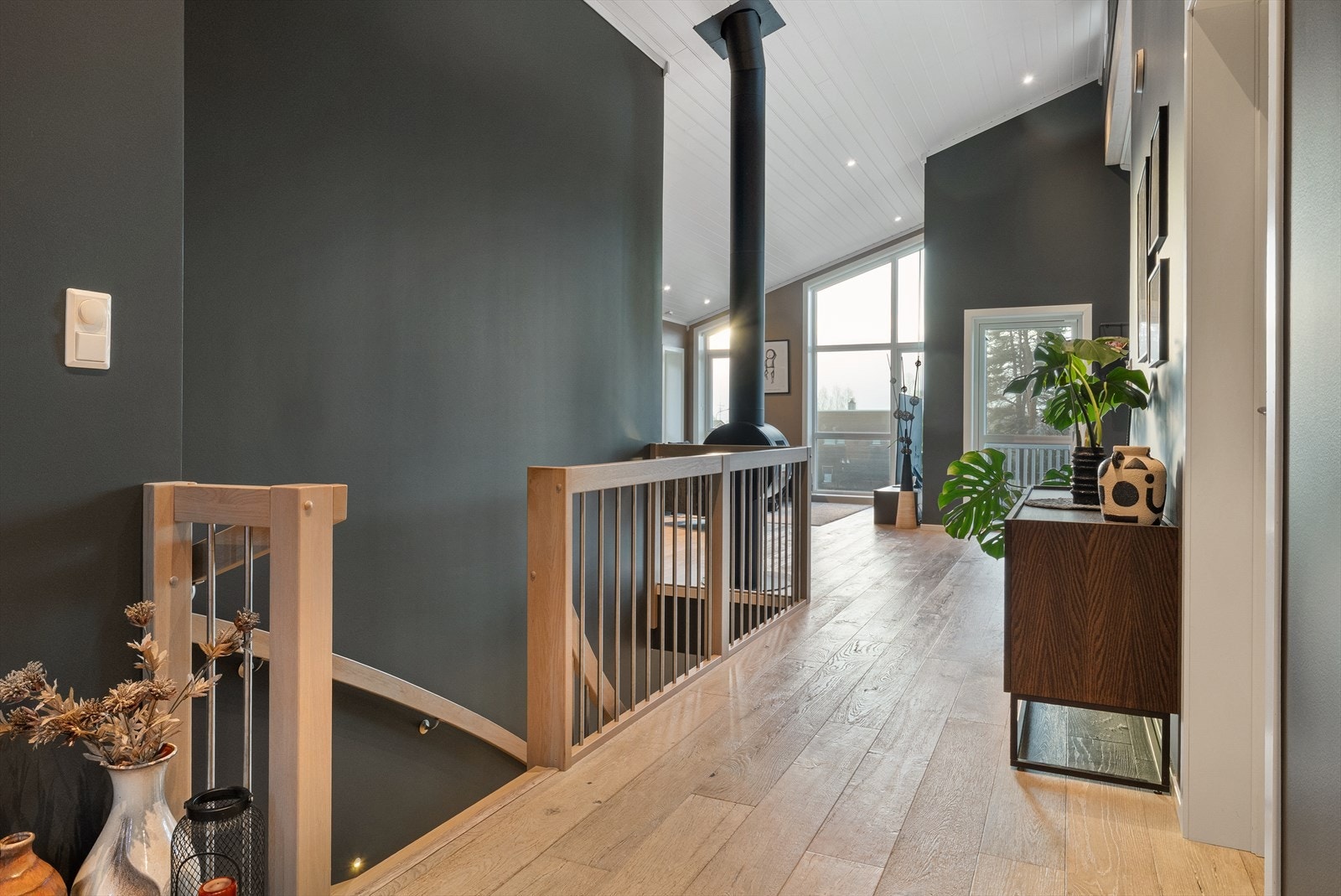 Gulvene ellers i første etasje består av pen 1-stavs eikeparkett. Galleribilde