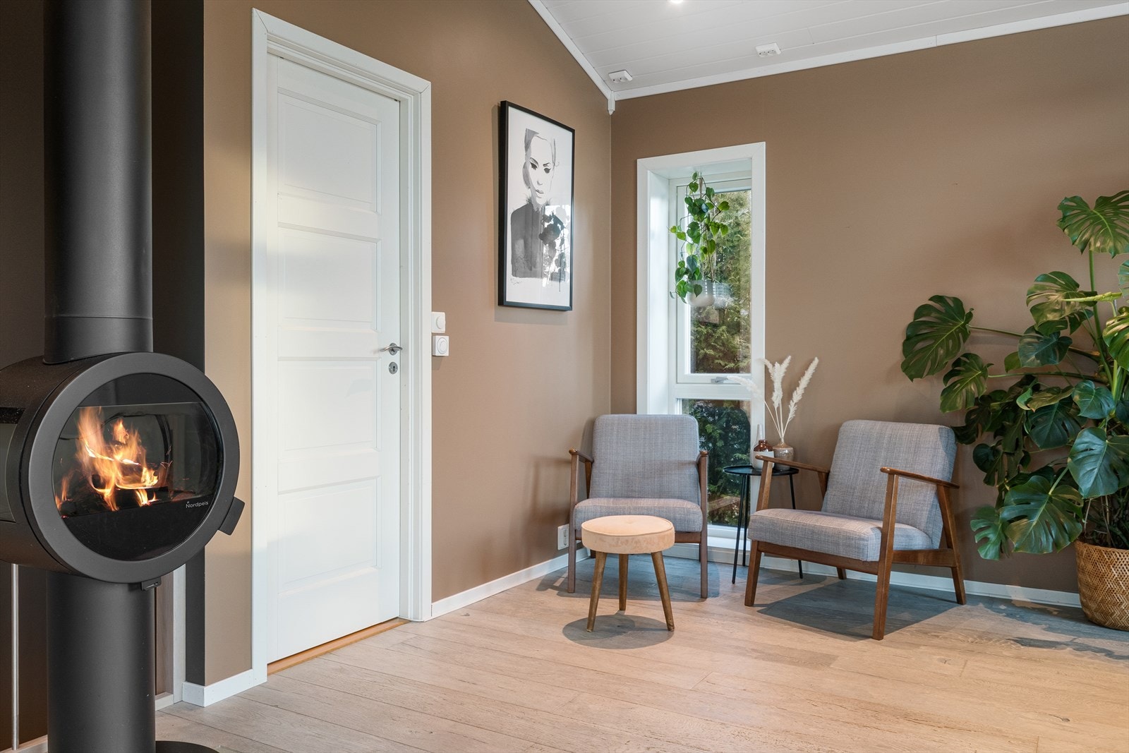 Stilren og moderne peisovn levert av Nordpeis. Galleribilde