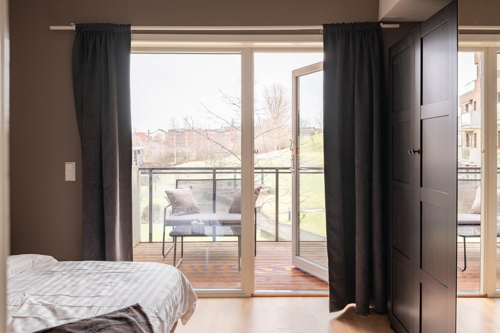Vinduet og balkongdøren gir godt med lys inn opp soverommet. Galleribilde