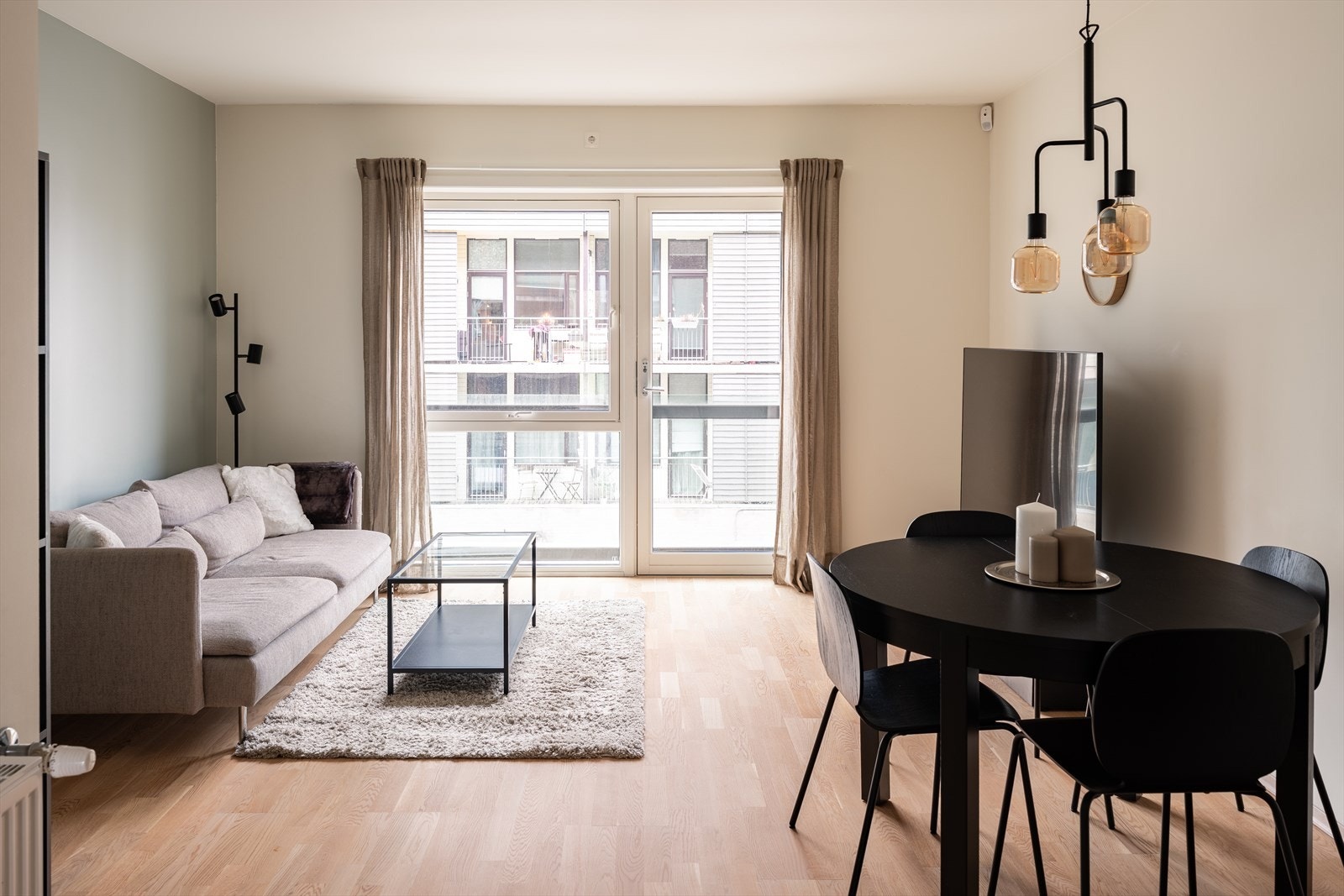 Leiligheten har store vindusoverflater som gir godt med naturlig lys i leiligheten. Galleribilde