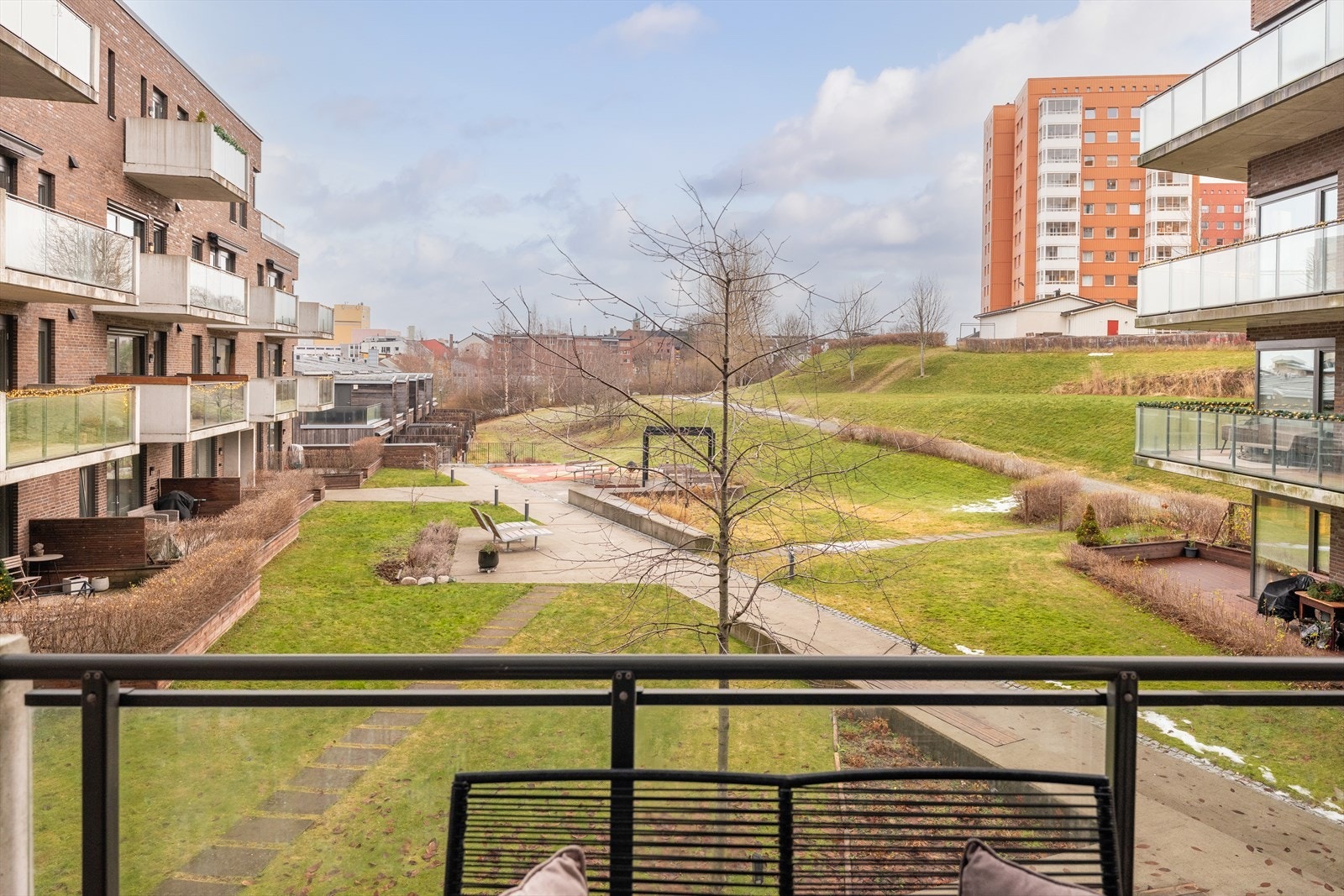 Store og fine grøntarealer i tillegg til en lekeplass i bakgård. Galleribilde