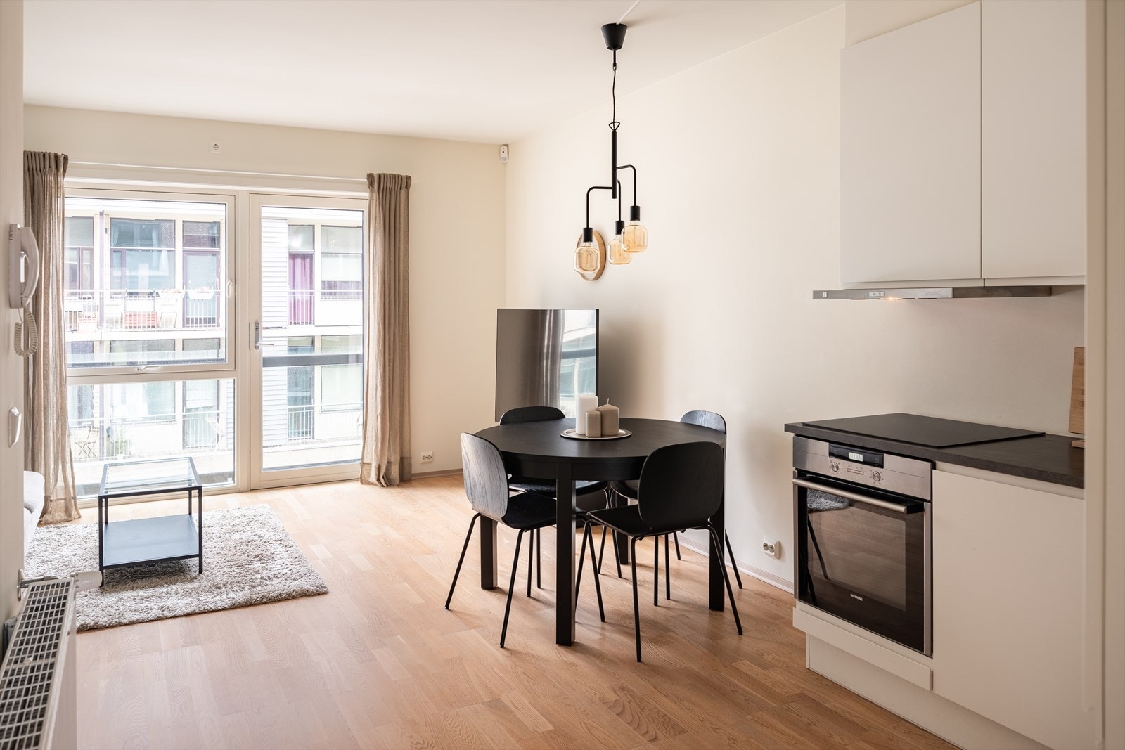 Det er en åpen stue- og kjøkkenløsning på 23,5m². Galleribilde