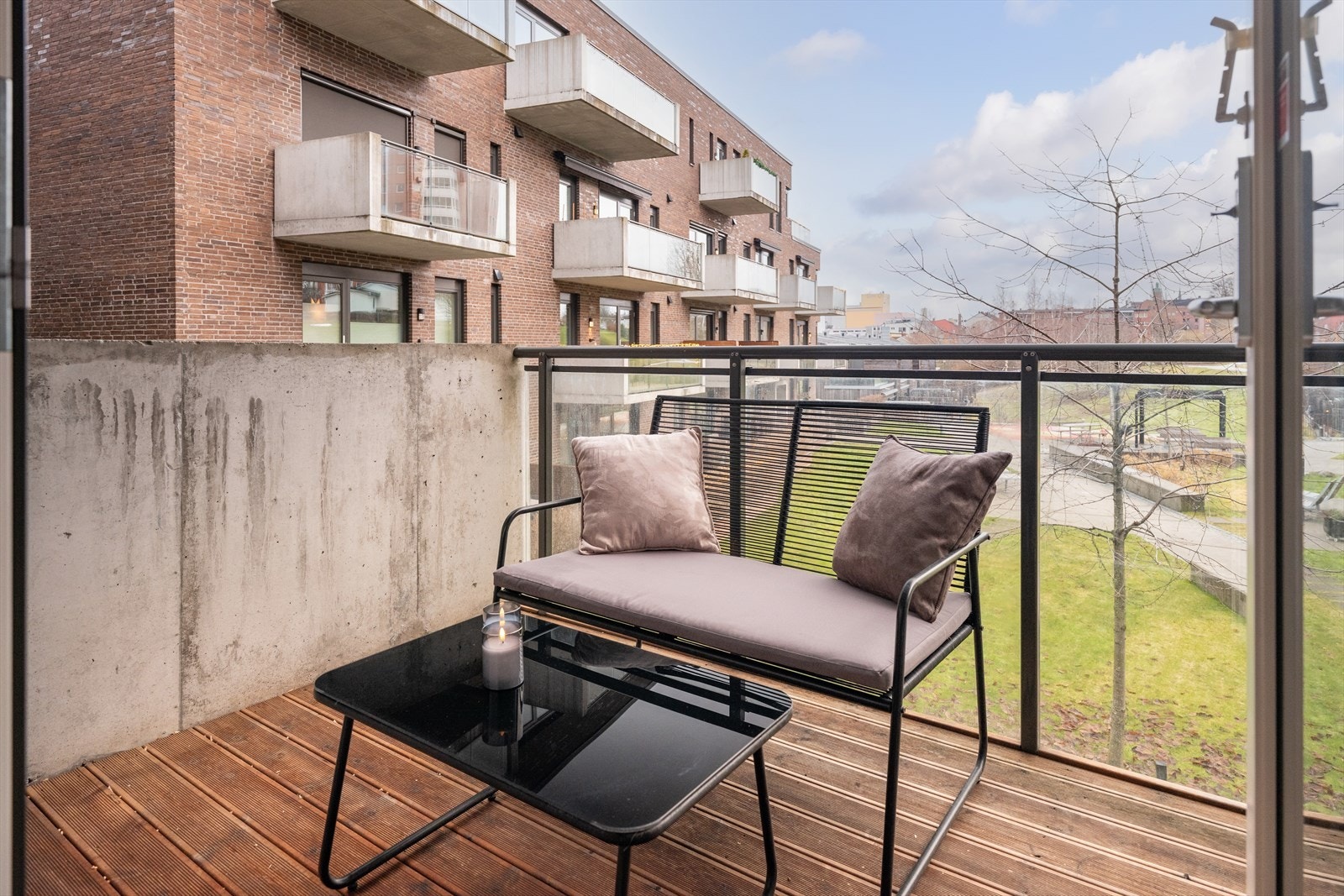 Balkongen er vendt ut mot den fellelse bakgården. Galleribilde