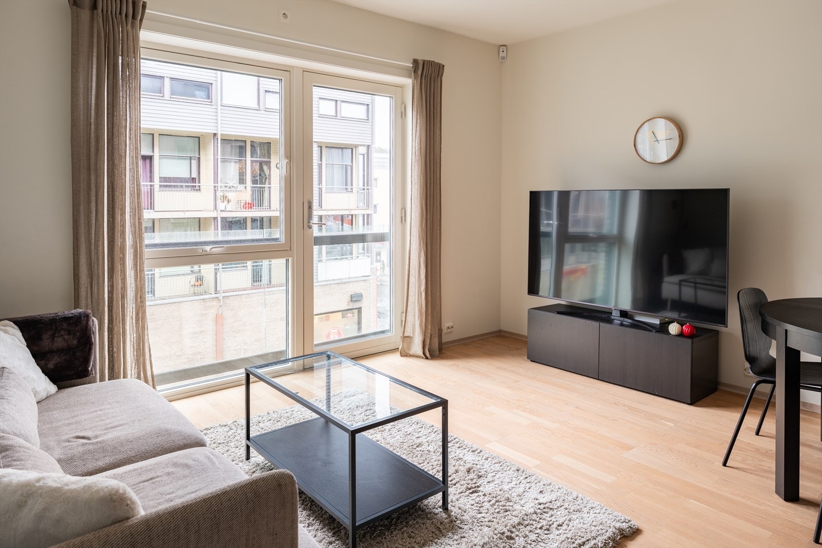 Leiligheten byr på moderne kvaliteter som heis og fjernvarme. Galleribilde