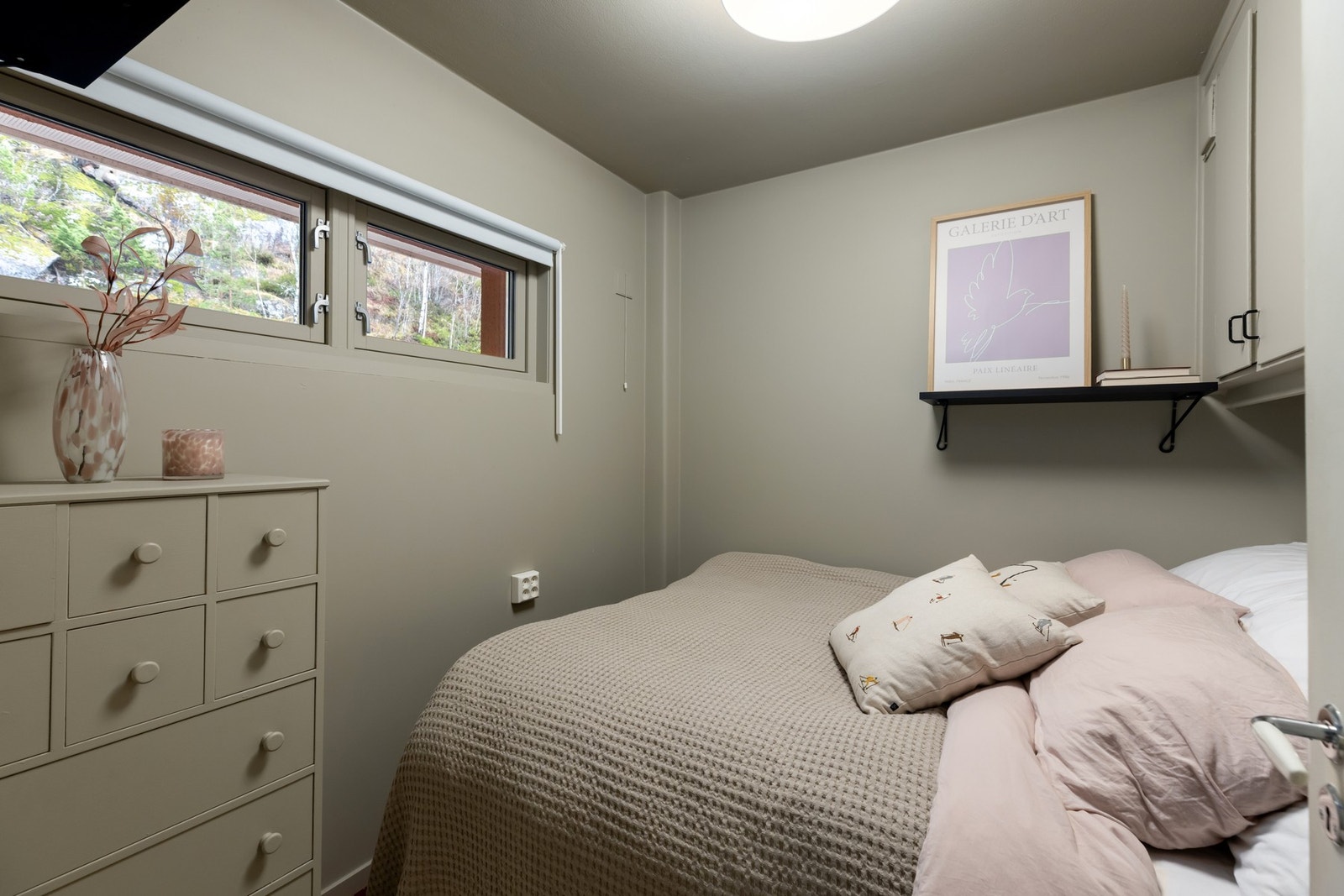 Det svale, østvendte soverommet har plass til dobbeltseng med nattbord. Galleribilde