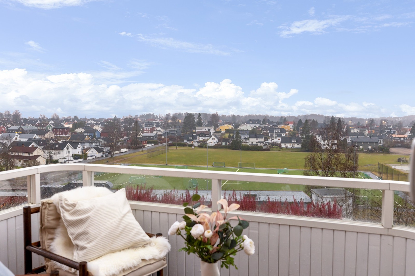 Balkongen er usjenert og byr på sol fra ca. kl. 13 og helt til solnedgang på sommerstid. Galleribilde