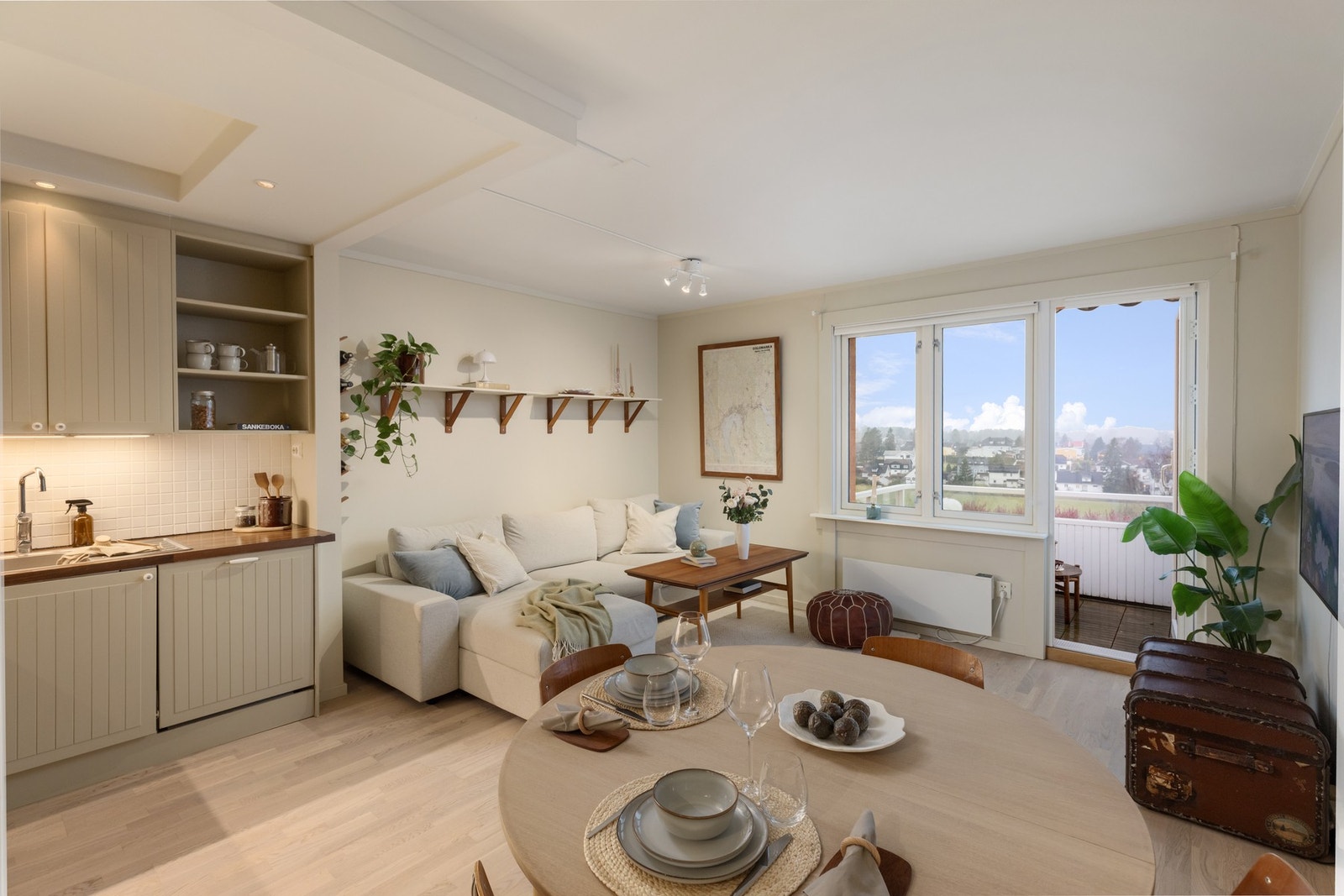 Stuen har en romslig takhøyde på ca. 2,50 meter og store vindusflater fra 2018 som gir en luftig romfølelse. Galleribilde