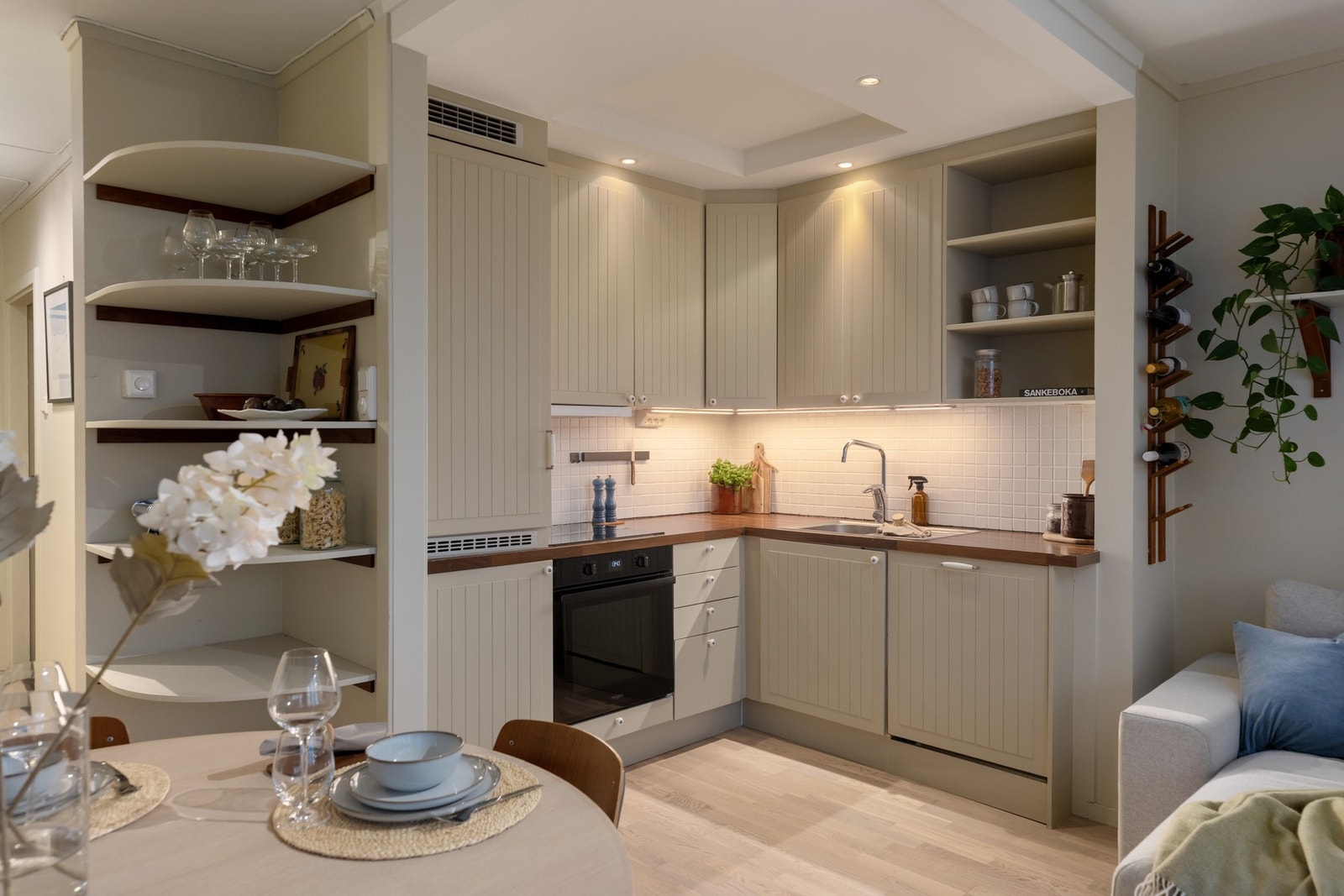 Integrerte hvitevarer og gode arbeidsflater gjør kjøkkenet både funksjonelt og sosialt. Galleribilde