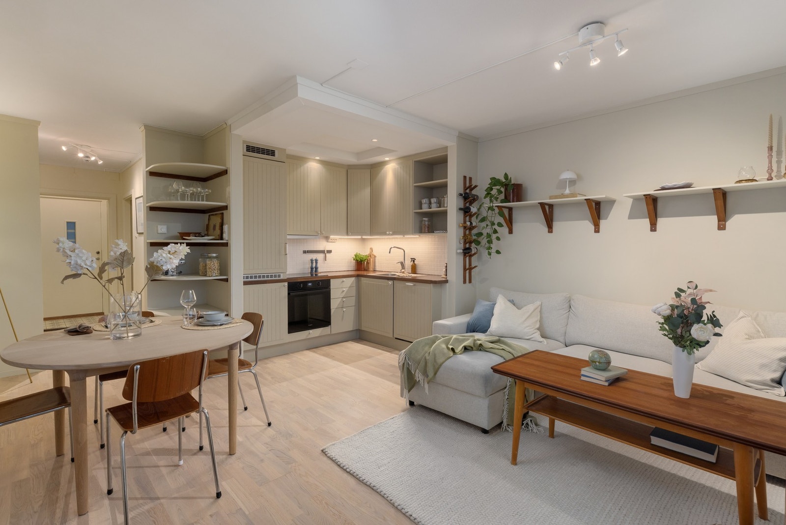 Stue og kjøkken i åpen løsning med IKEA-innredning. Galleribilde