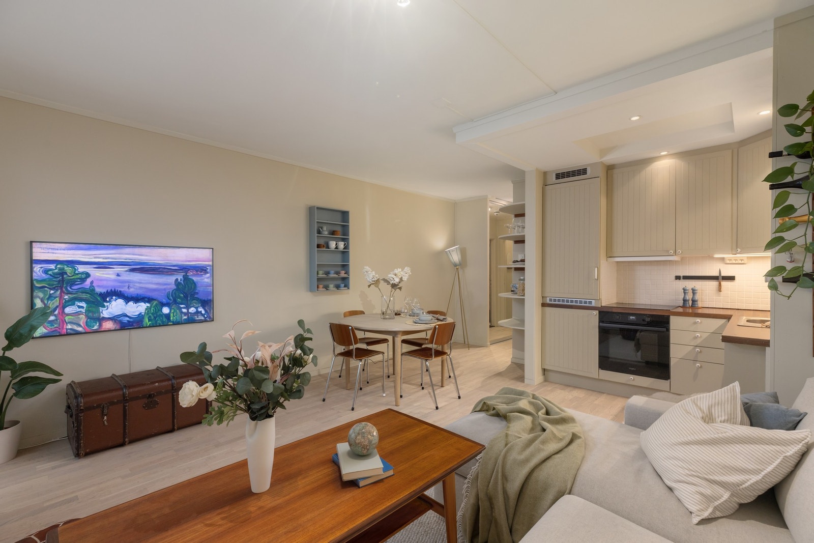 I stuen er det god plass til både sofaseksjon og spisegruppe. Galleribilde