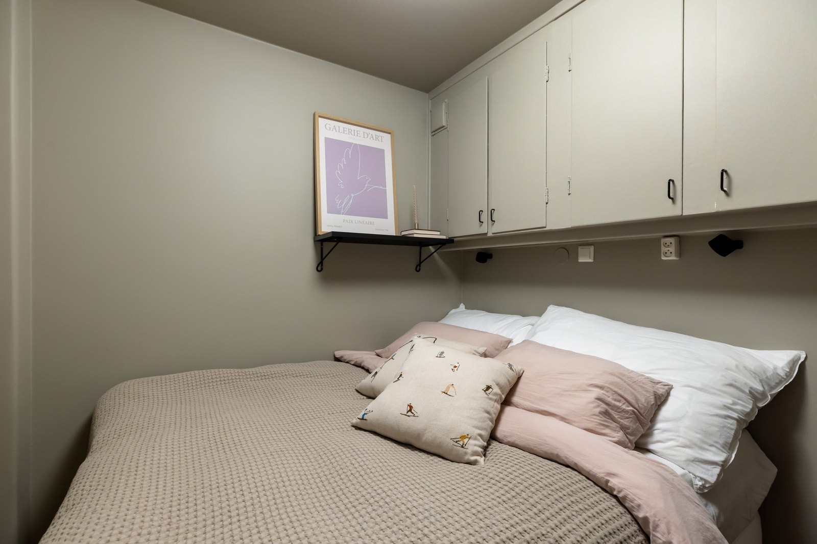 Det er gode oppbevaringsløsninger i plassbygde, vegghengte skap. Galleribilde