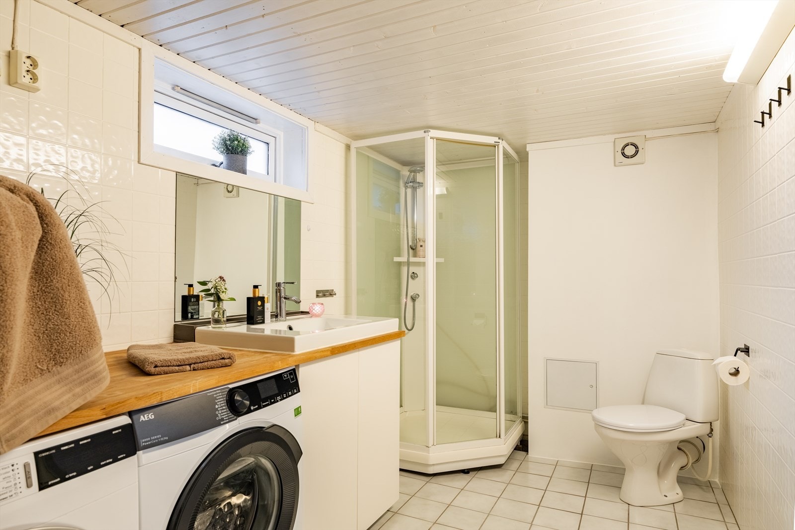 Bad/vaskerommet i kjelleren har flislagt gulv, delvis flislagte vegger og malt panel i himling. Bad/vaskerom er ikke bruksendret. Se pkt. om ferdigattest. Galleribilde