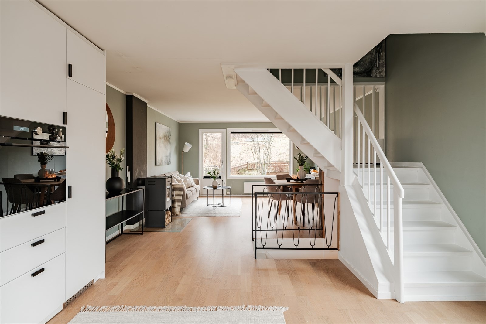 Parkett på gulv og malte vegg- og himlingsflater bidrar til et rent og tidsriktig helhetsinntrykk. Galleribilde