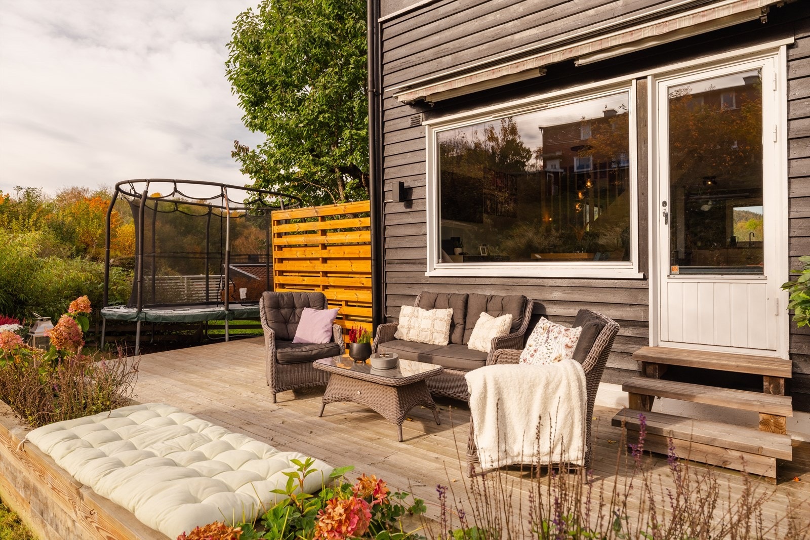 Fra stuen er det utgang til sydvendt terrasse på 21 kvm. Galleribilde