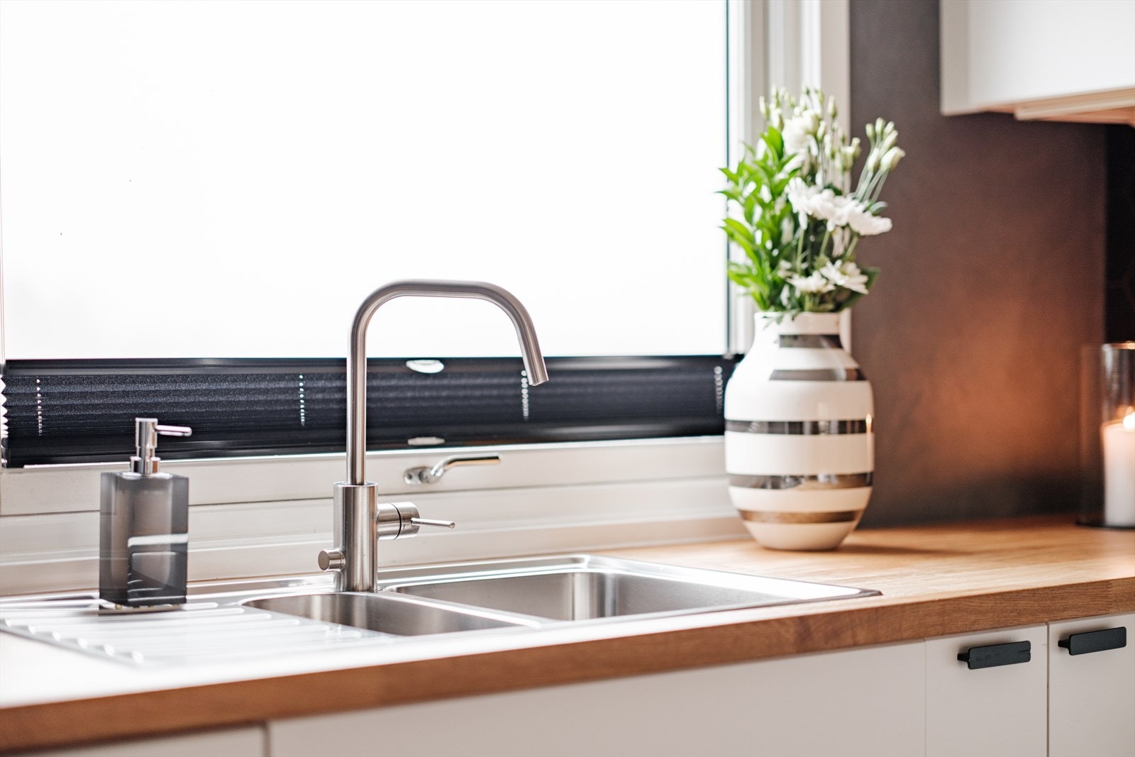 Benkeplaten er i limtre med nedfelt oppvaskkum og ettgreps svingbart blandebatteri i krom. Galleribilde