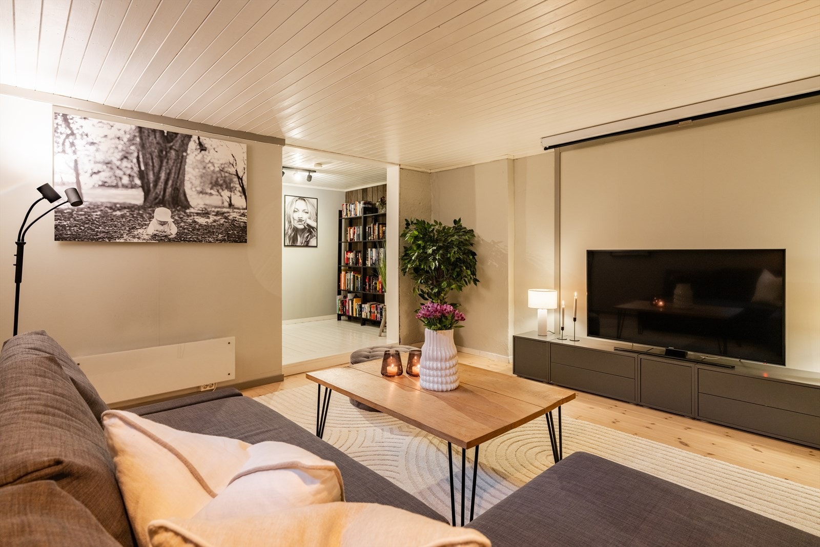 Kjellerstuen ble pusset opp i 2019 og har tregulv, malte vegger og panel i himling. Galleribilde