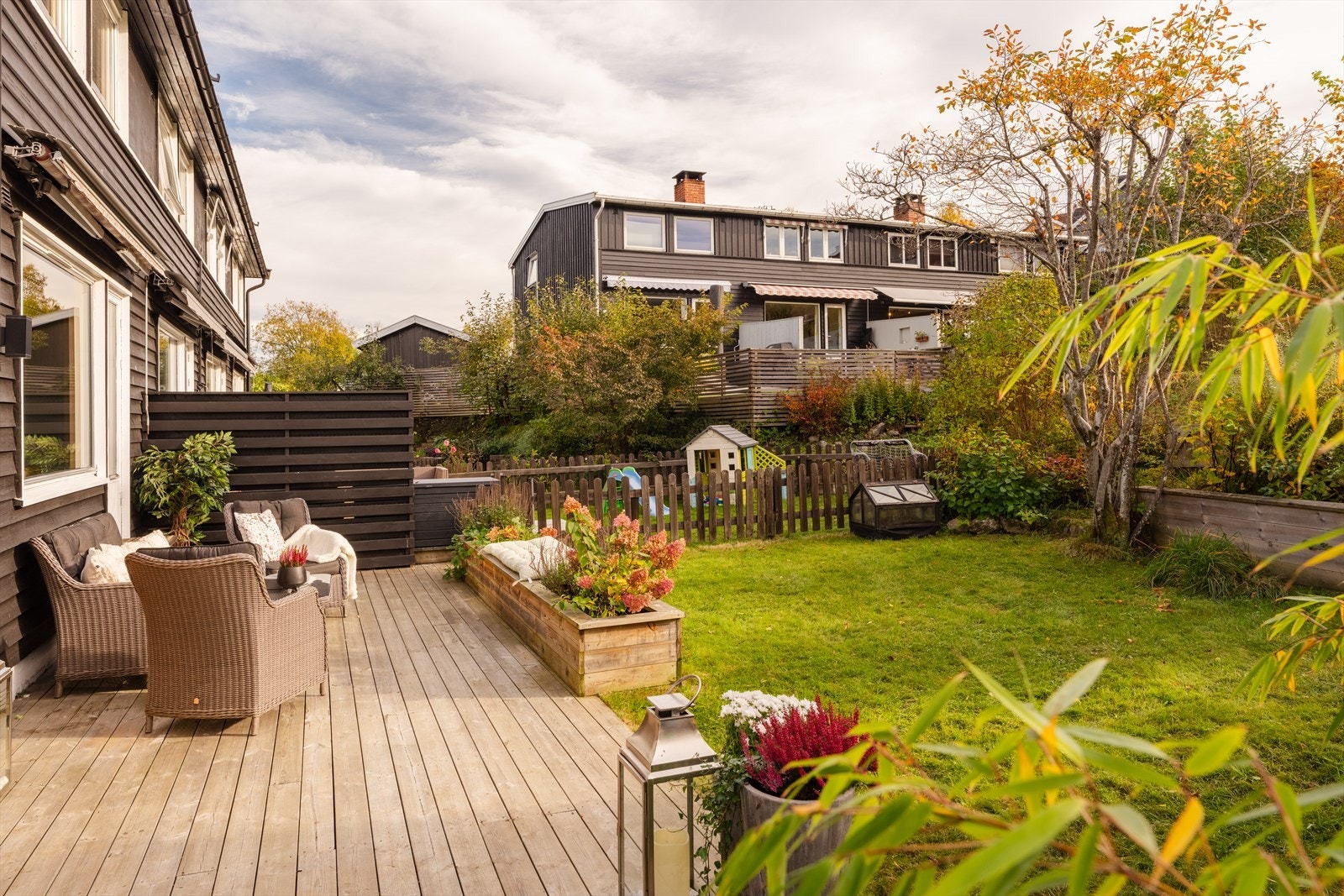 Velholdt og familievennlig rekkehus med attraktive uteplasser og gode solforhold. Galleribilde