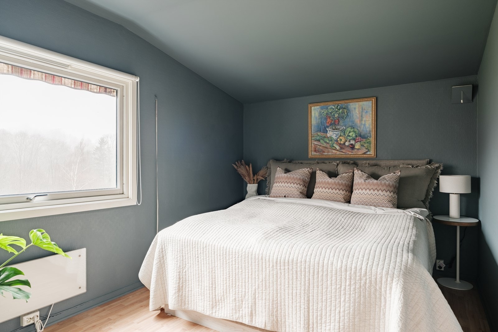 Boligen har tre soverom i 2. etasje, alle med parkett- eller laminatgulv og malte vegg- og himlingsflater i lyse, nøytrale farger. Galleribilde