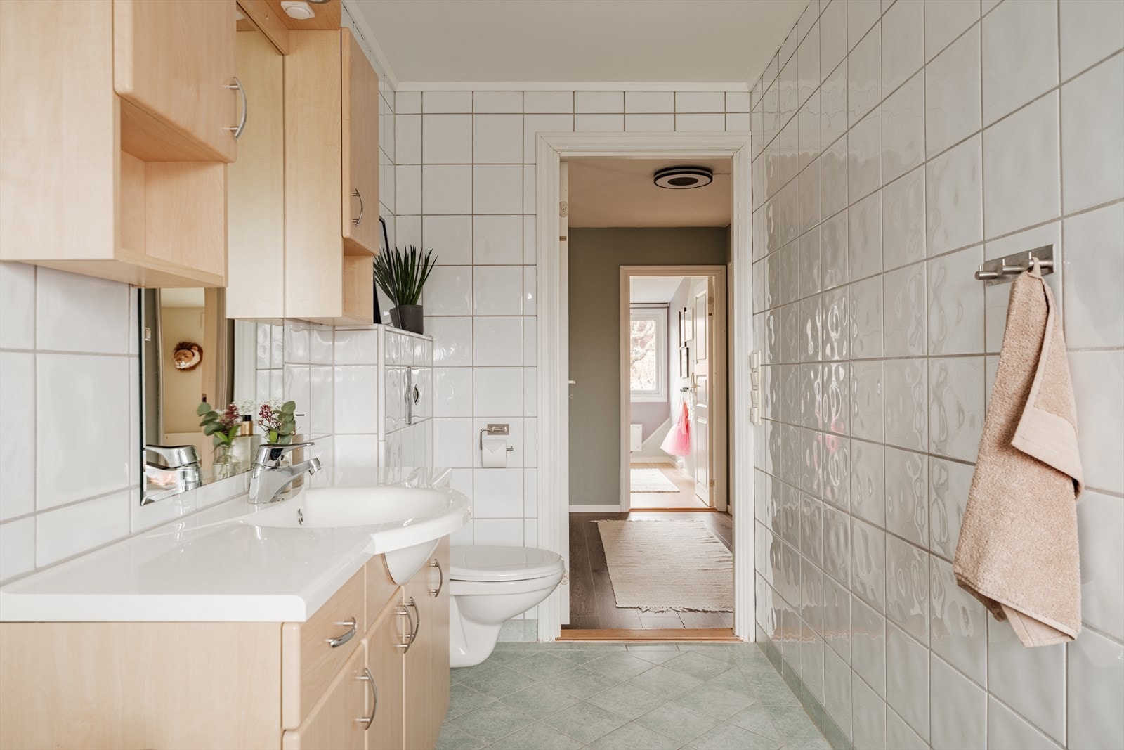 Her er også varmekabler i gulv og nedsenket himling med downlights. Galleribilde