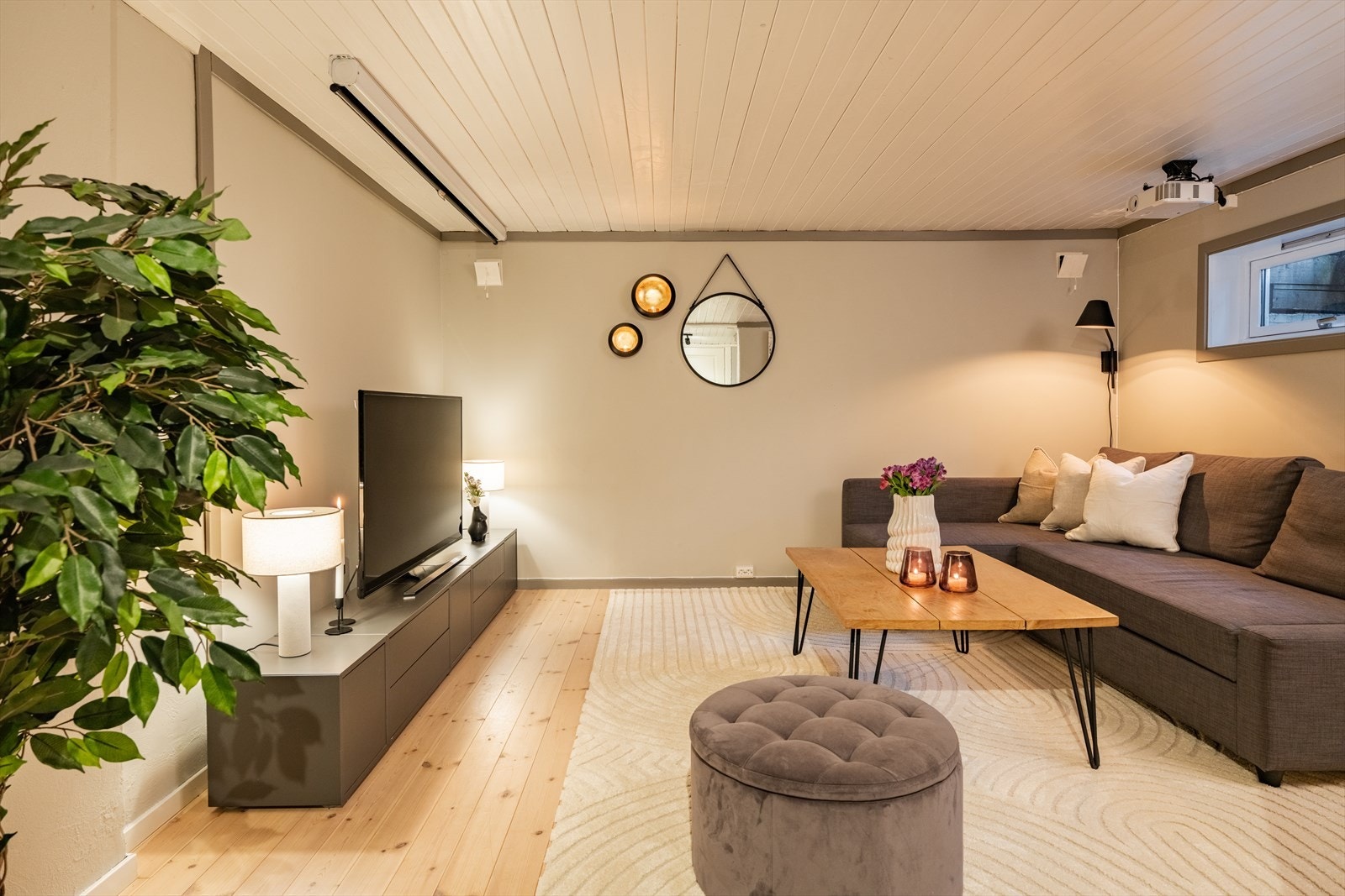 Kjelleretasjen (kjellerstue, gang og bad/vaskerom) er ikke bruksendret og er ikke godkjent for varig opphold. Galleribilde