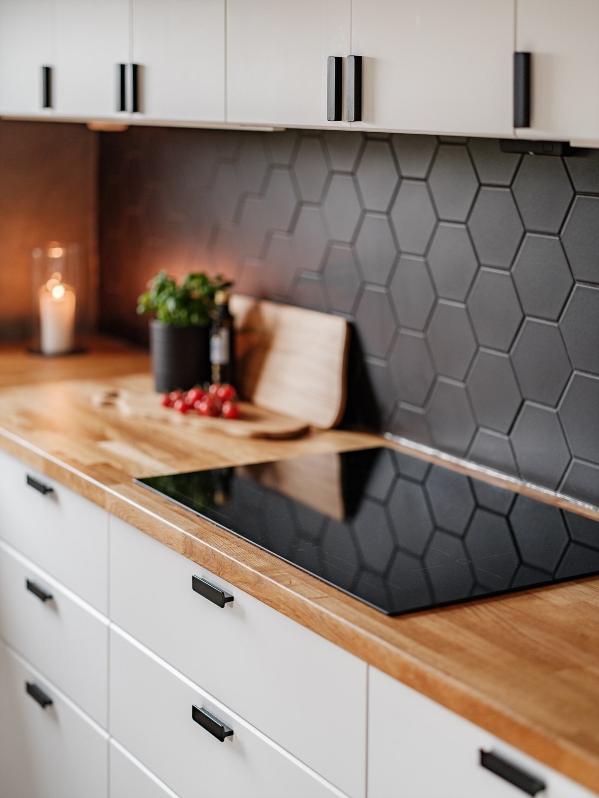 Kjøkkenet er utstyrt med integrerte hvitevarer bestående av induksjonsplatetopp, stekeovn, oppvaskmaskin og kjøleskap. Komfyrvakt ble skiftet i 2025. Galleribilde