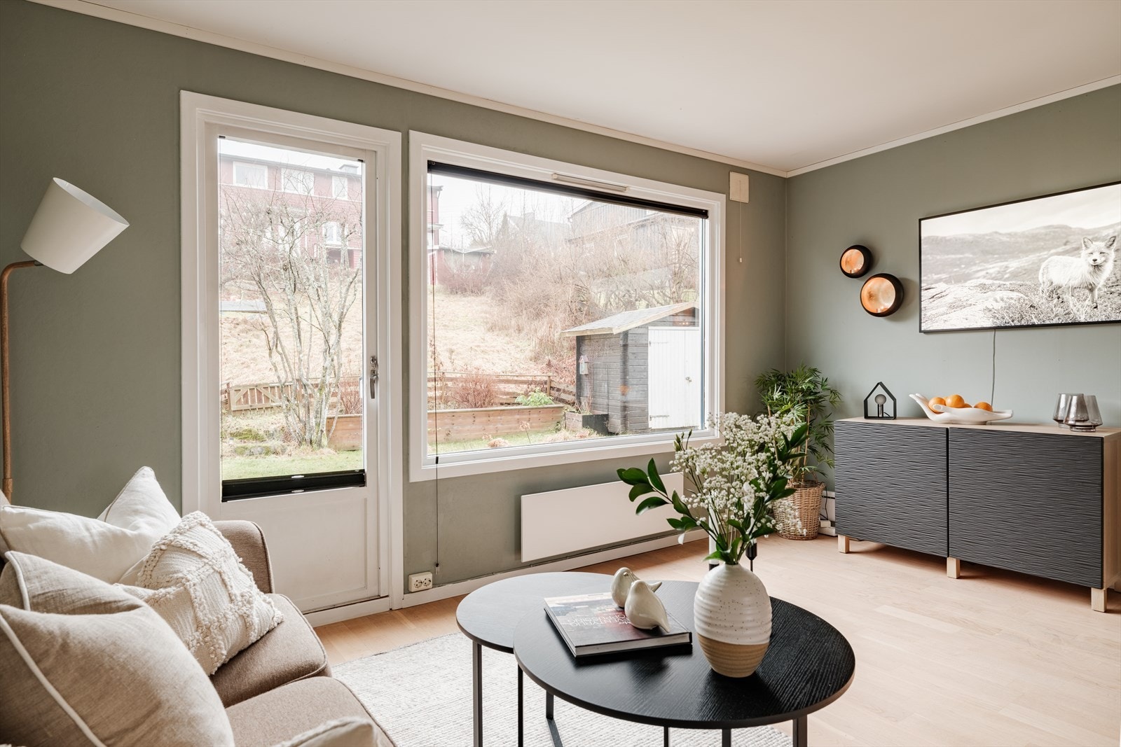 Store vindusflater som slipper inn godt med naturlig lys. Hyggelig peis som gir godt med varme og en koselig atmosfære. Galleribilde