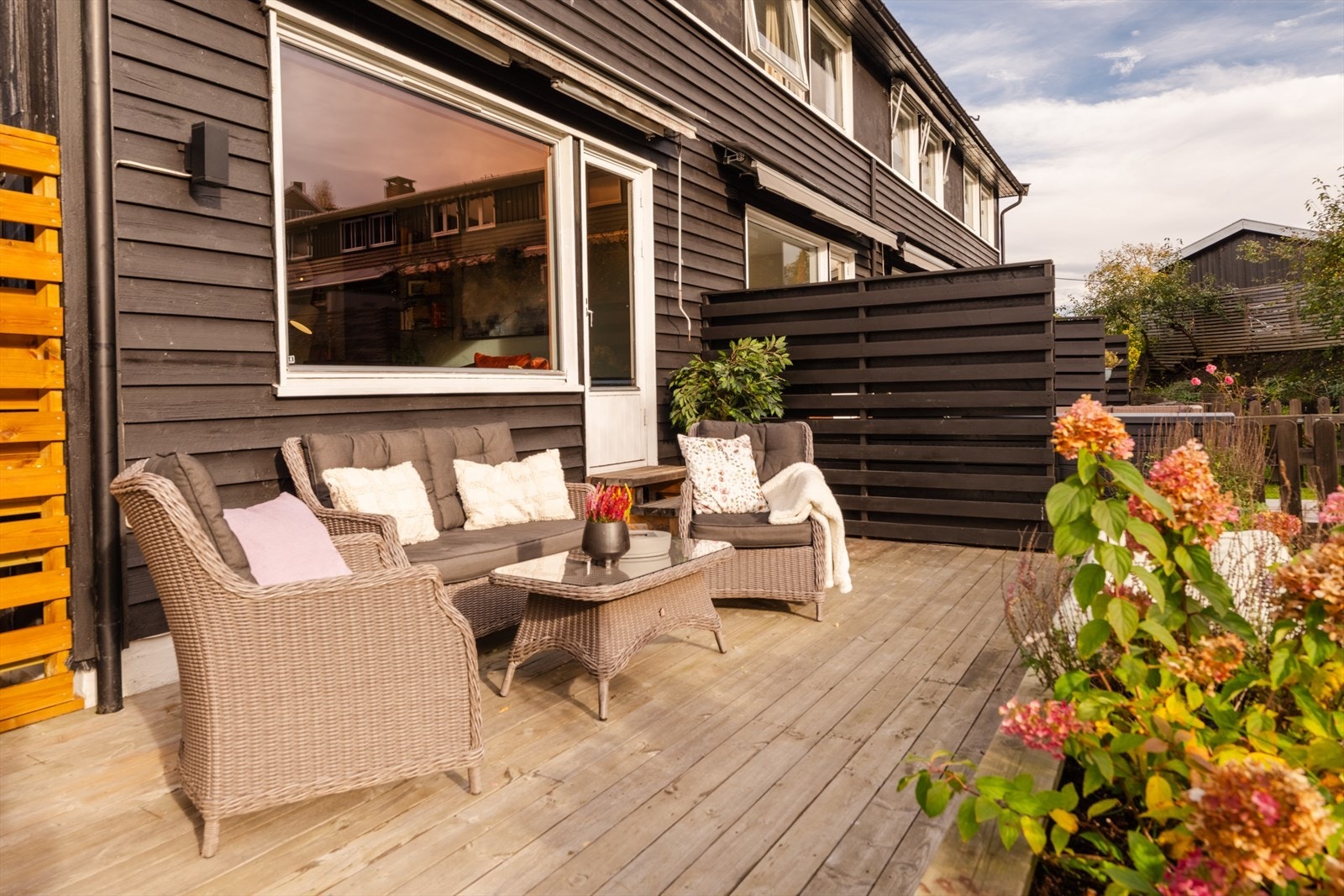 Uteområdene er tilpasset både hverdagsbruk og sosiale sammenkomster, med naturlige soner for opphold. Galleribilde