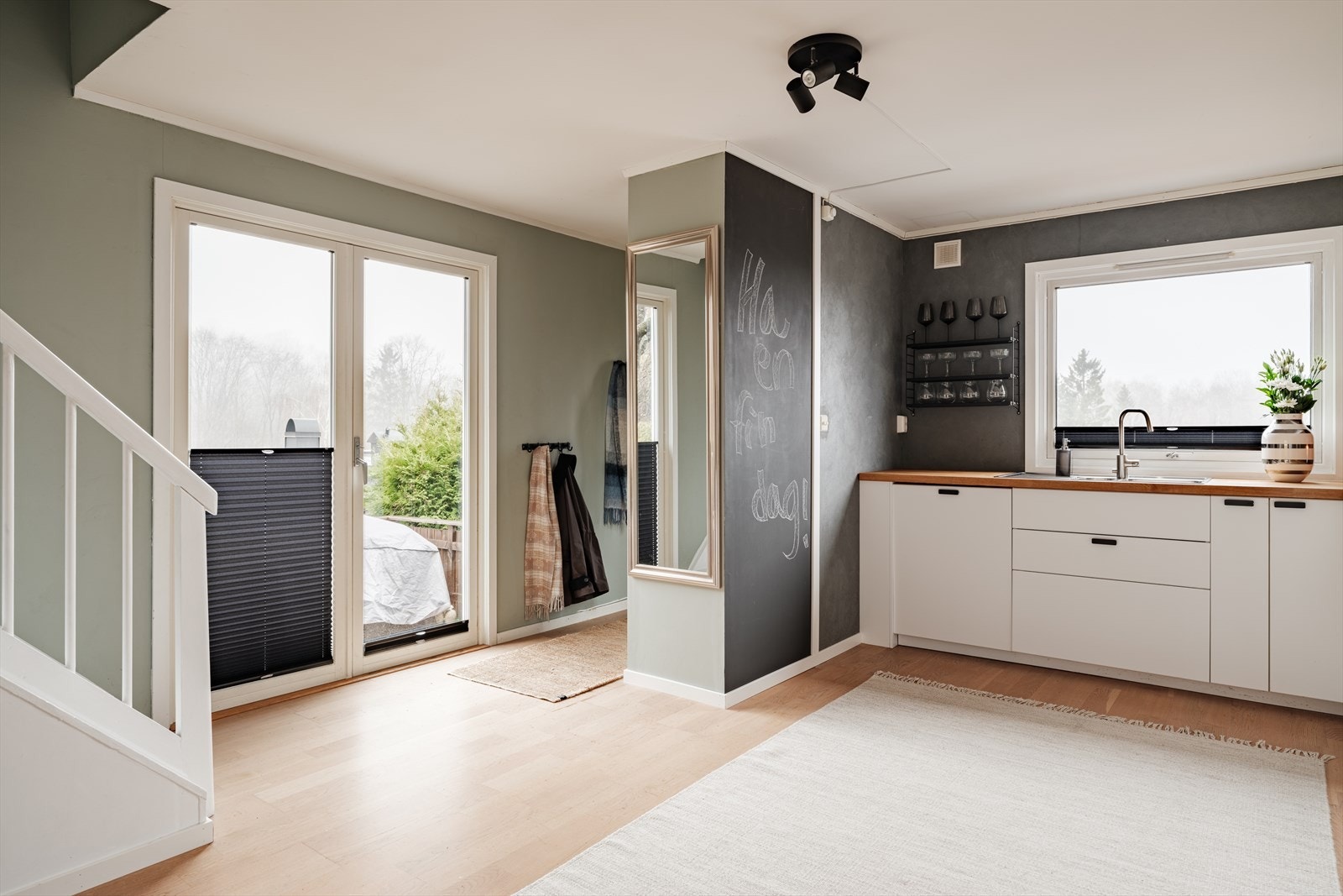 Fra stuen er det utgang til sydvendt terrasse på 21 kvm. Galleribilde