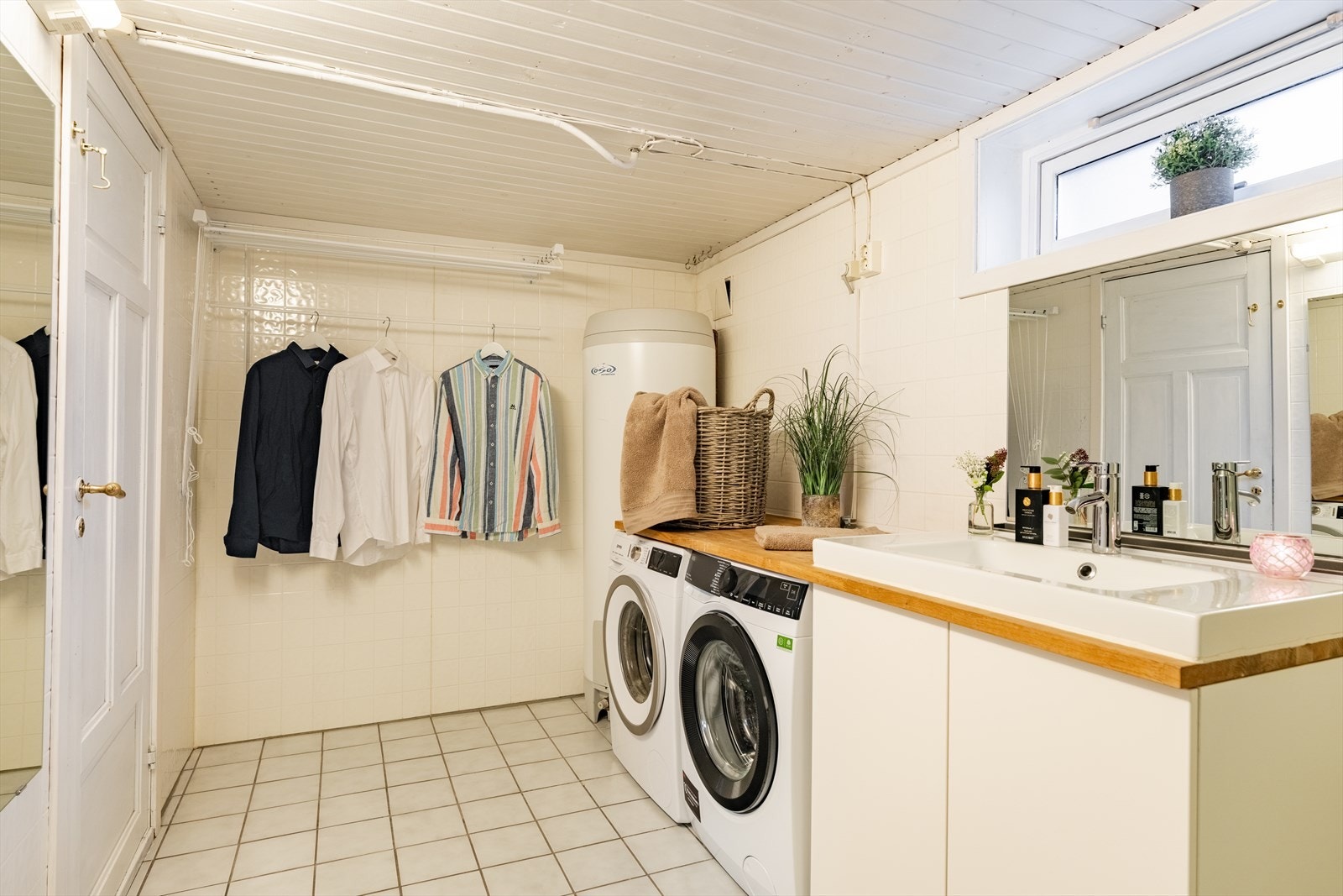 Innredningen består av benkeplate i limtre med nedfelt servant og ettgreps blandebatteri, gulvmontert toalett og dusjkabinett. Bad/vaskerom er ikke bruksendret. Se pkt. om ferdigattest. Galleribilde