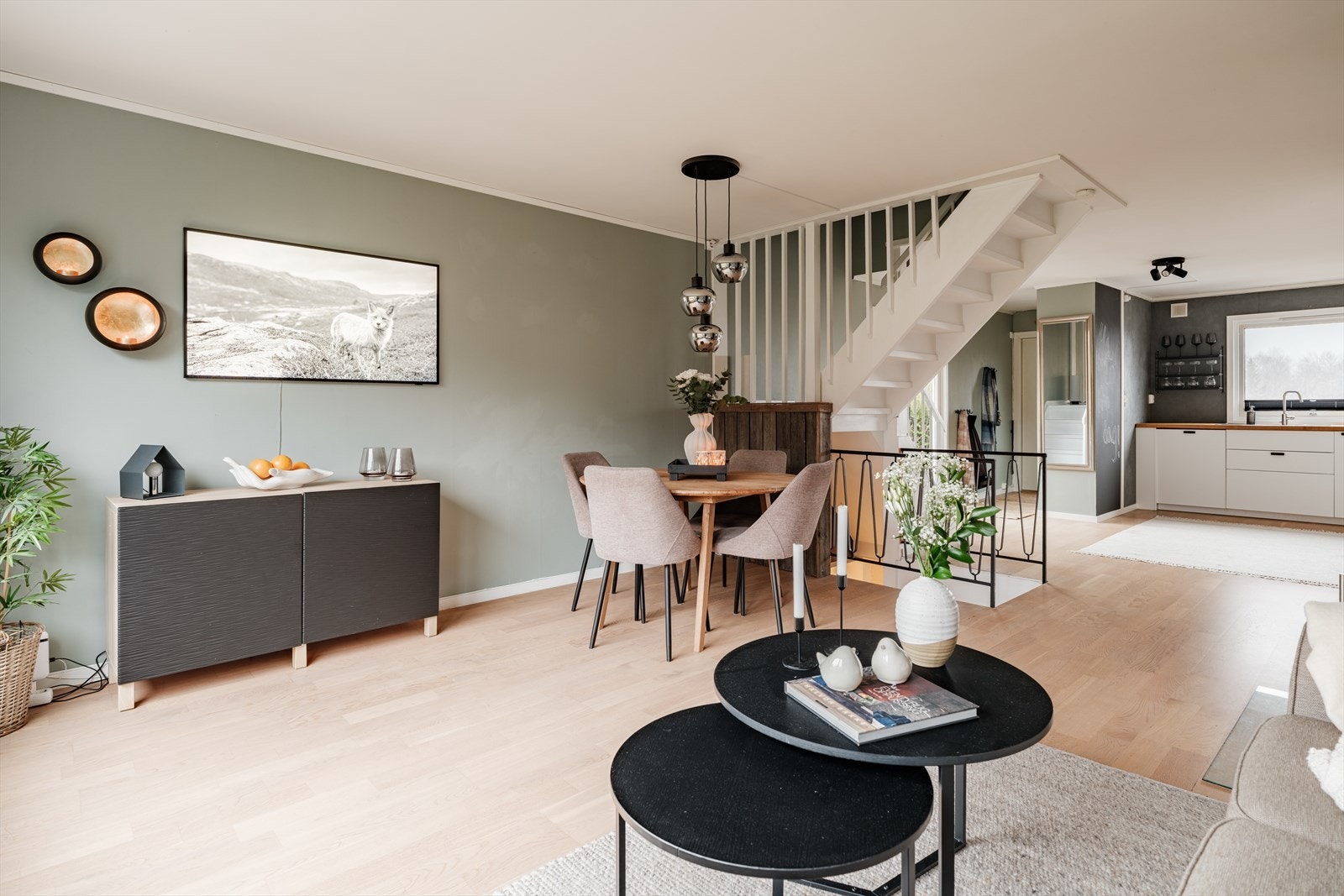 Stuen har en utforming som gir en naturlig stue- og spisestuedel. Galleribilde