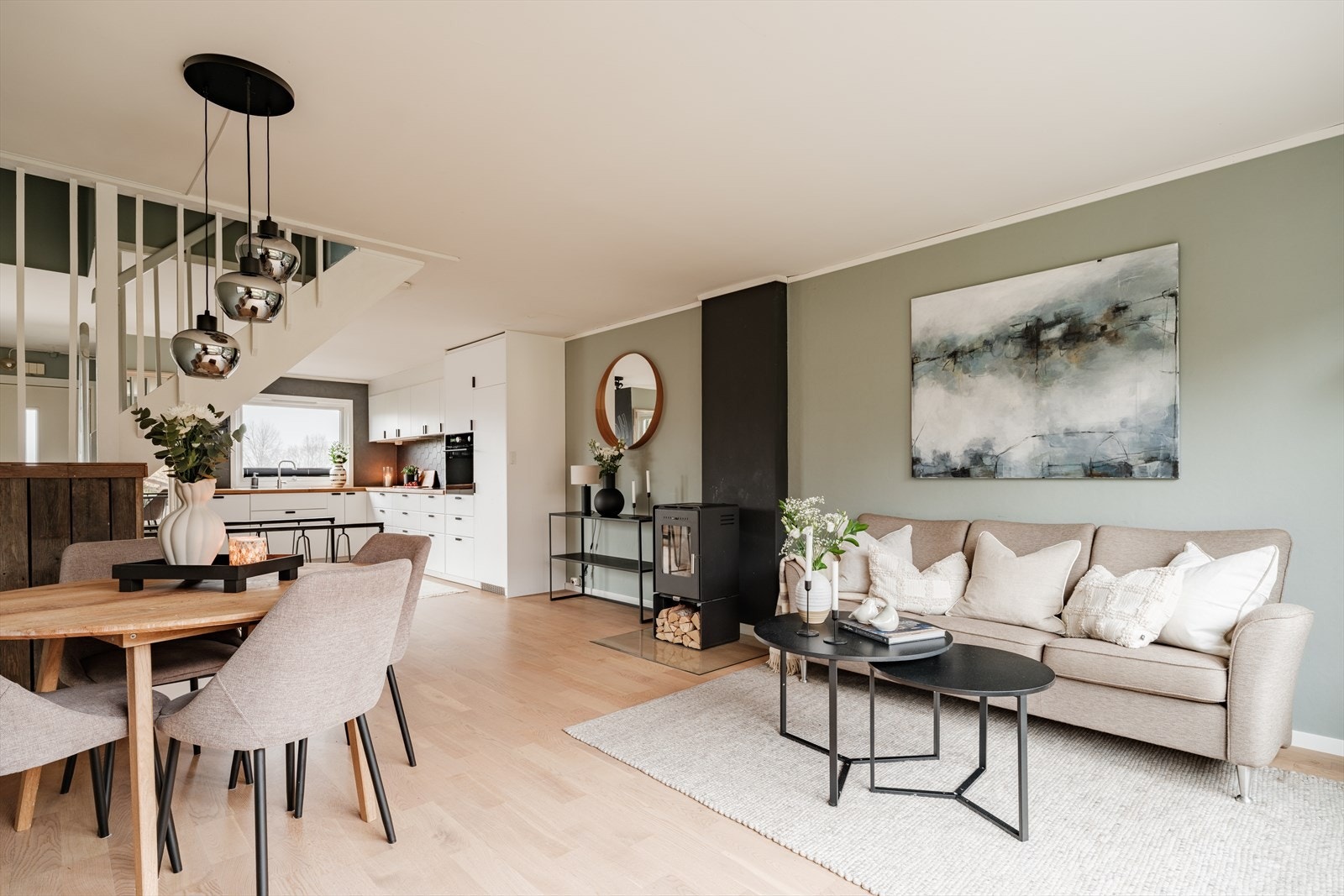 Rommet har parkett på gulv og malte vegg- og himlingsflater i lyse, tidsriktige farger. Galleribilde