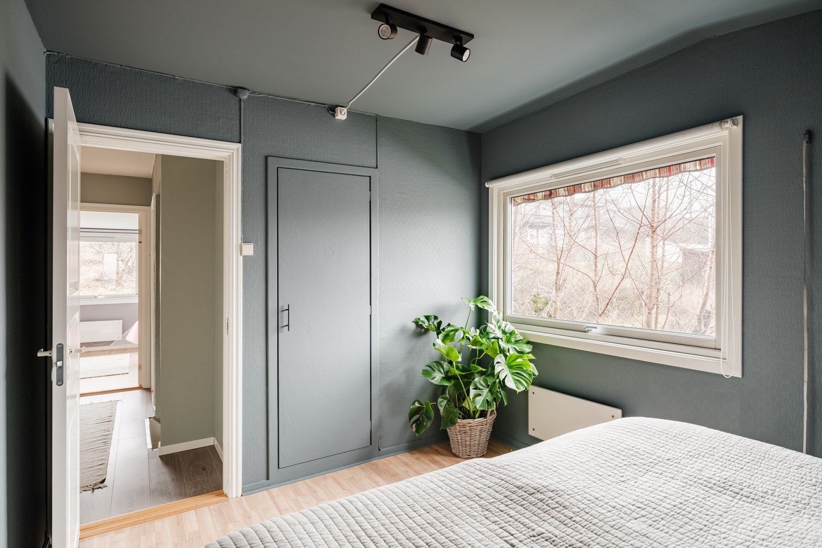 Det ene soverommet har innebygd garderobeløsning med tilhørende kott over etasjetrapp. Galleribilde