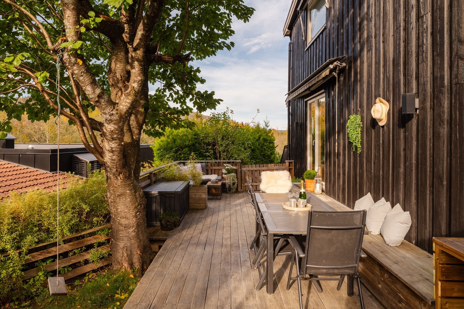 Terrassebord og blomsterkasser fra 2019. Galleribilde