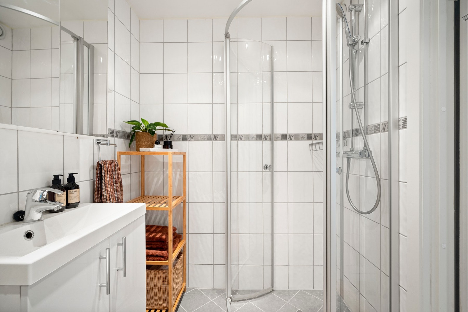 Sanitærutstyret består av dusjhjørne, servantseksjon med skap og heldekkende komposittvask, veggskap, speilskap med LED-lys samt vegghengt wc med dempesete. Galleribilde