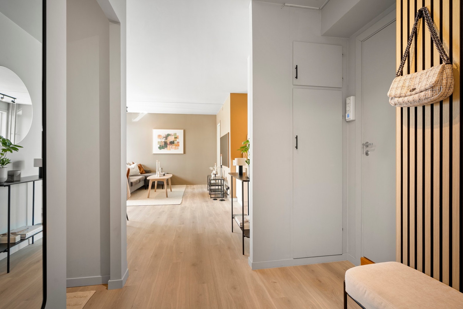 Romslig entré med ny spilevegg. Galleribilde