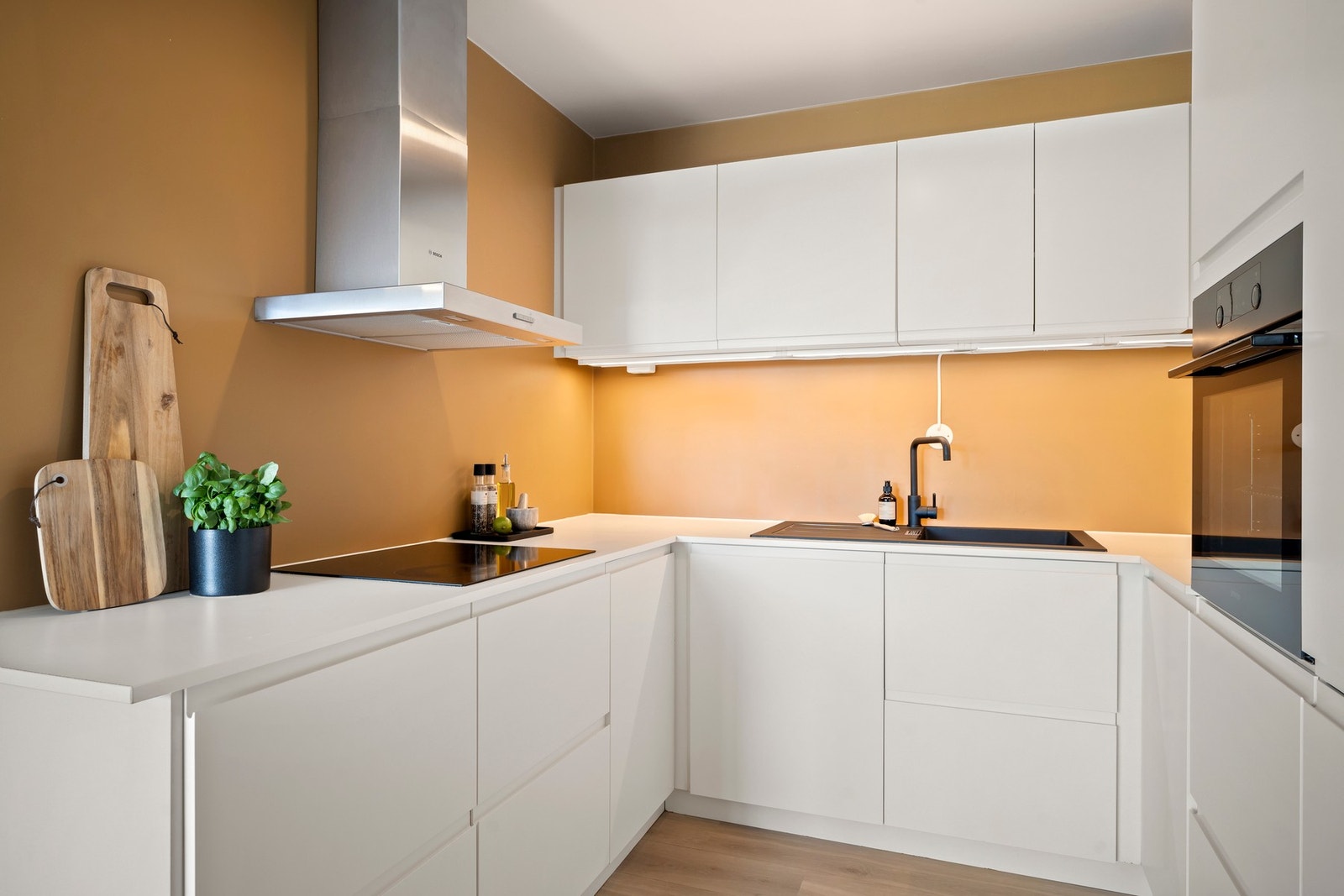 Kjøkkenet ble oppgradert i 2021 med moderne innredning fra Kvik. Galleribilde