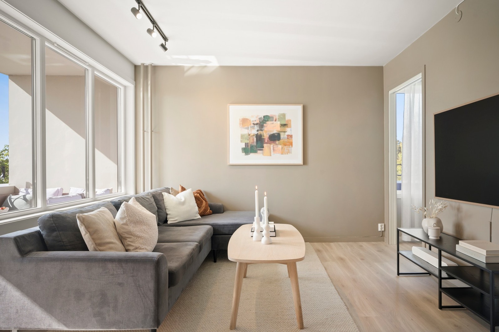 Gulvet er belagt med 1-stavs laminat fra 2021, og vegger samt himling er malt i lyse farger. Galleribilde