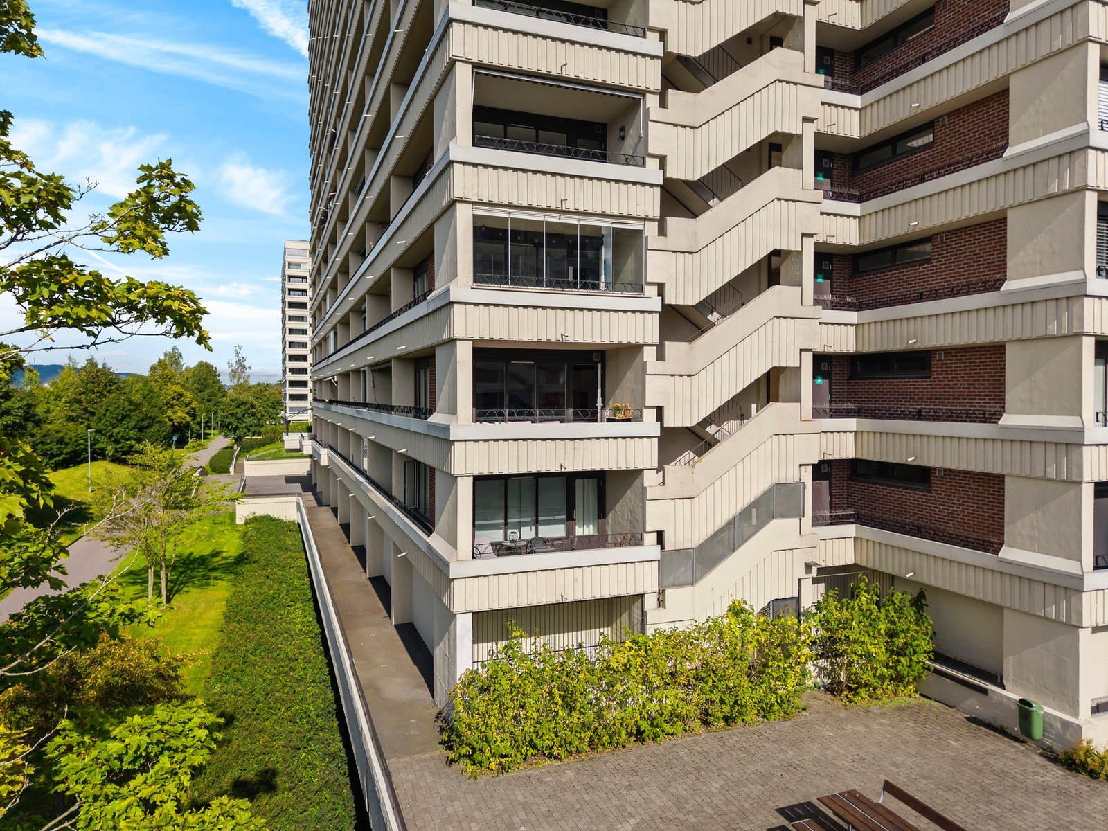 Bygningsmassen er velholdt med ryddig vedlikeholdshistorikk. Galleribilde