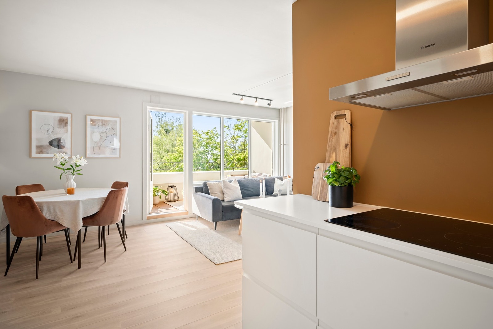 Praktisk og arealeffektiv planløsning med store vindusflater og flotte sol- og lysforhold. Galleribilde