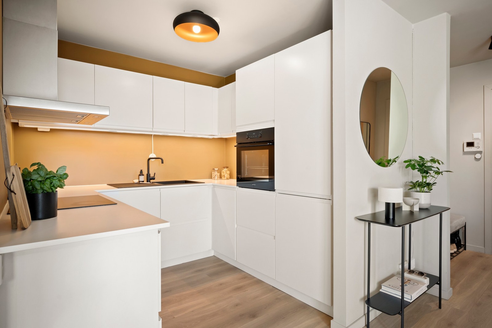 Innredningen har glatte fronter, laminat benkeplater og nedfelt komposittvask med ett-greps blandebatteri. Galleribilde