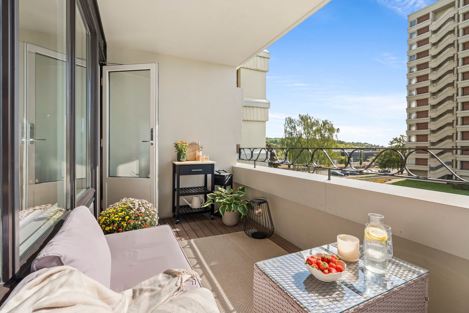 Balkongen vender mot vest med ettermiddags- og kveldssol. Galleribilde