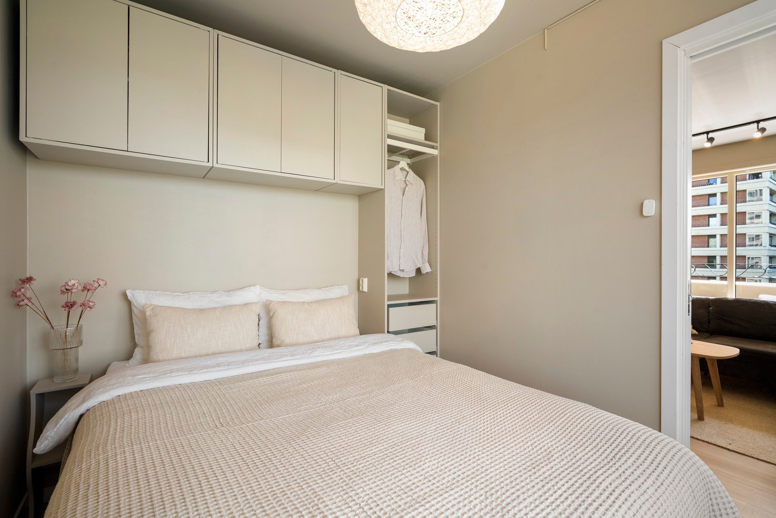 Lunt soverom med plass til seng og garderobeskap. Galleribilde