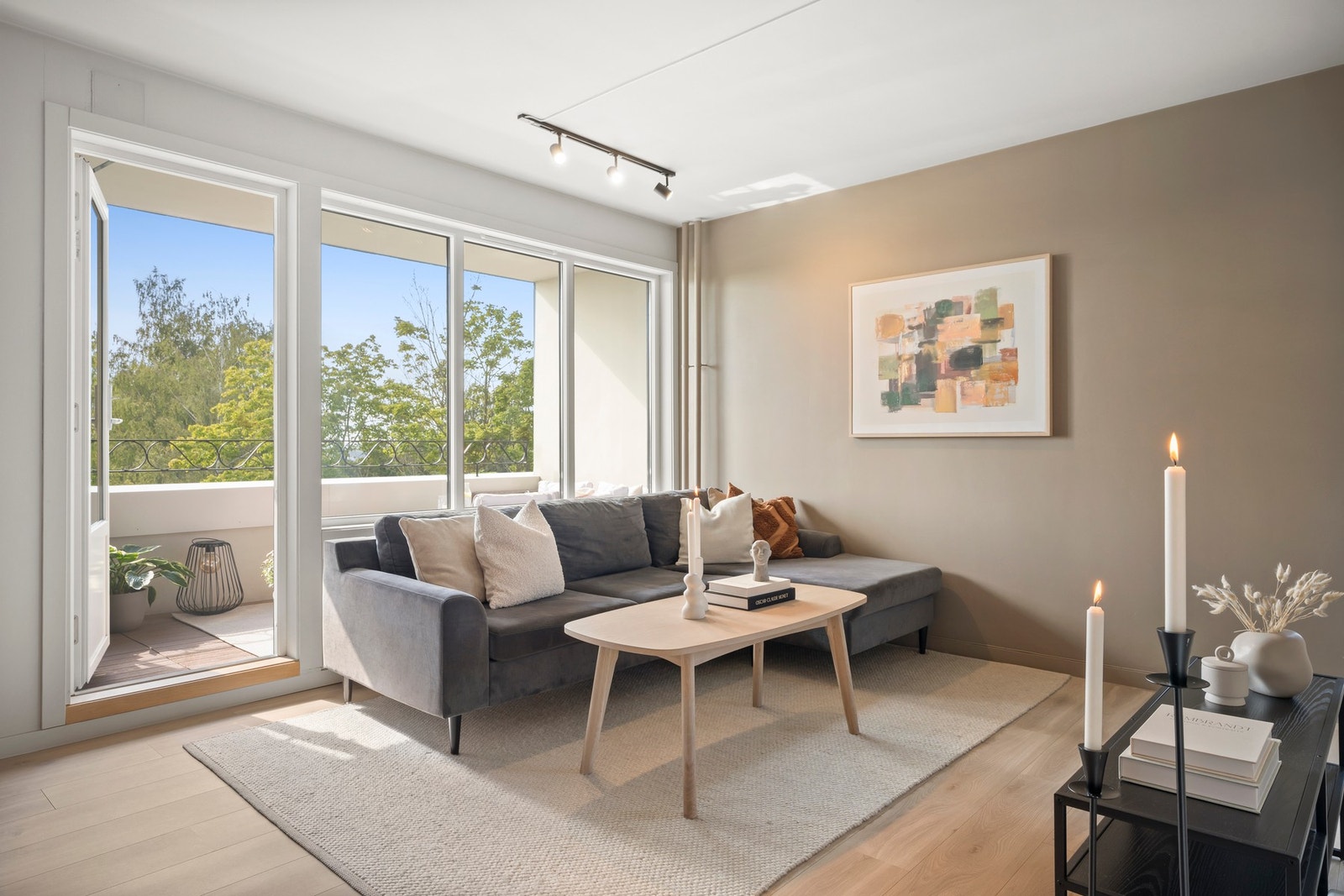 Fra stuen er det utgang til solrik balkong på 7 m². Galleribilde