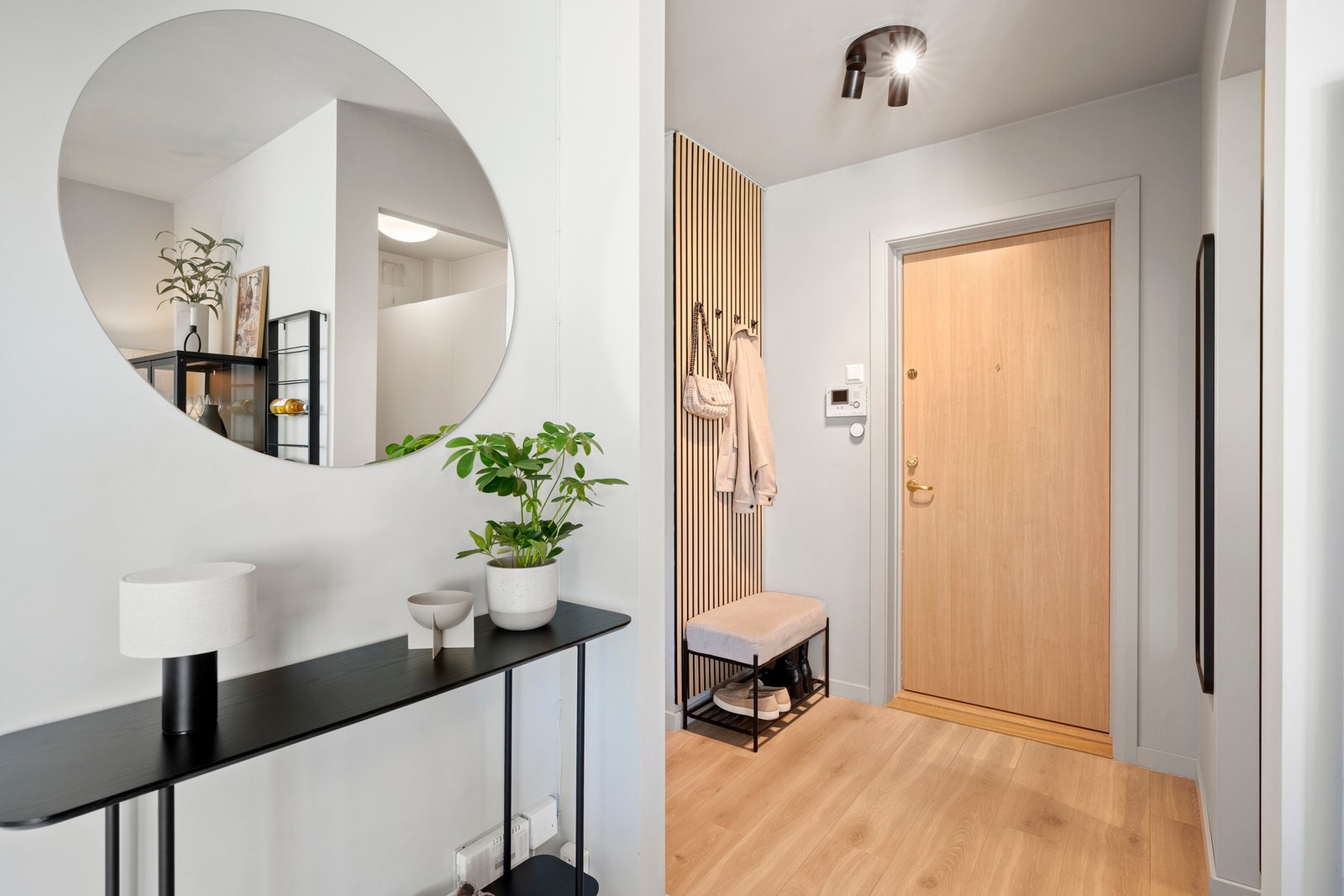 I tilknytning til entréen ligger et praktisk garderoberom med garderobeskap og god oppbevaringsplass. Galleribilde