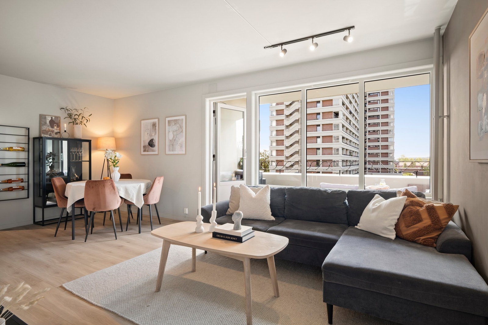 Stuen fremstår som et lyst og trivelig oppholdsrom med god plass til både sofagruppe og spisebord. Galleribilde